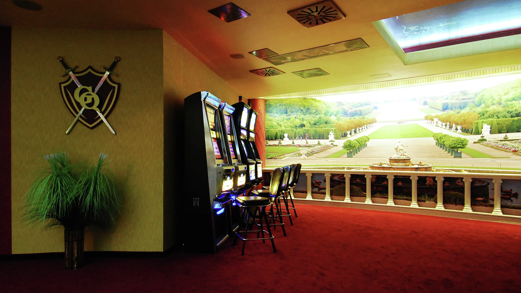 Фототапет с висока резолюция, апликиран върху стена с интериорен дизайн на казино в стил барок.