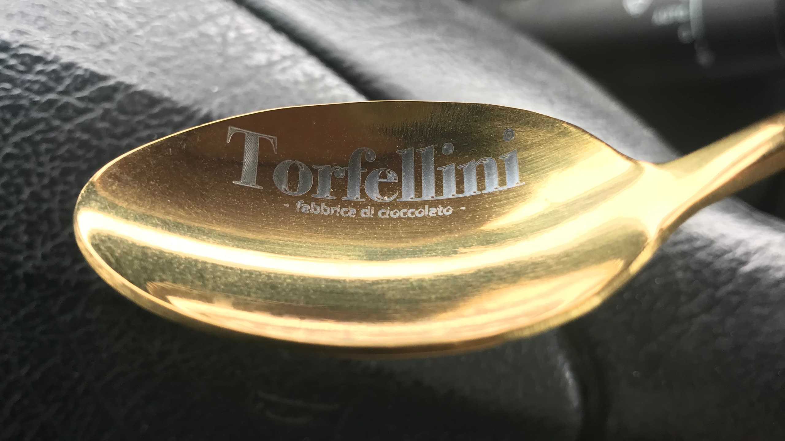 Лазерно гравиране на лого върху рекламен сувенир - метална лъжичка, изпълнено от рекламна агенция.