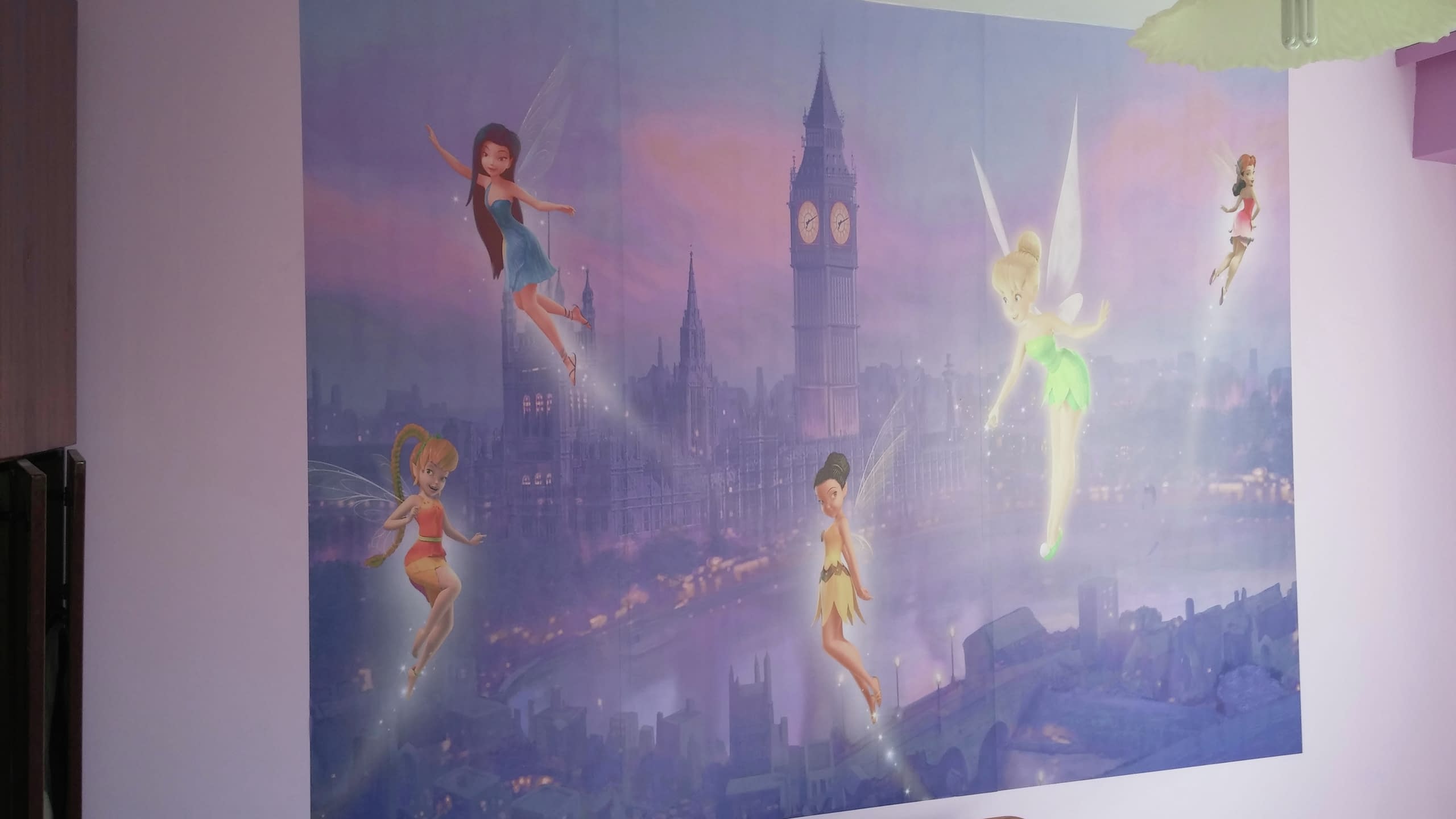 Фототапет за детска стая с анимационни герои - феите на Дисни, летящи над нощен Лондон и Биг Бен.