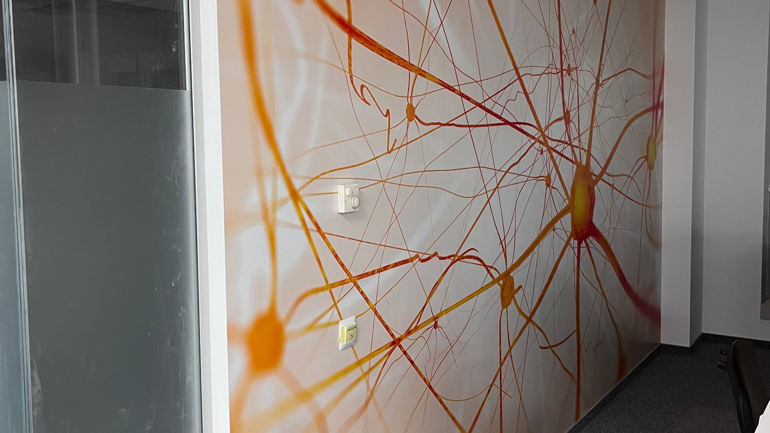 Монтиран фототапет с голяма и модерна абстрактна визия на неврони в оранжево, декориращ стена в офис.