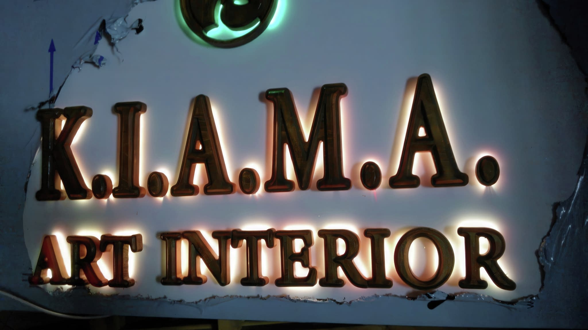 Светеща обемна табела с надпис K.I.A.M.A. Art Interior с дървесна текстура и LED подсветка.
