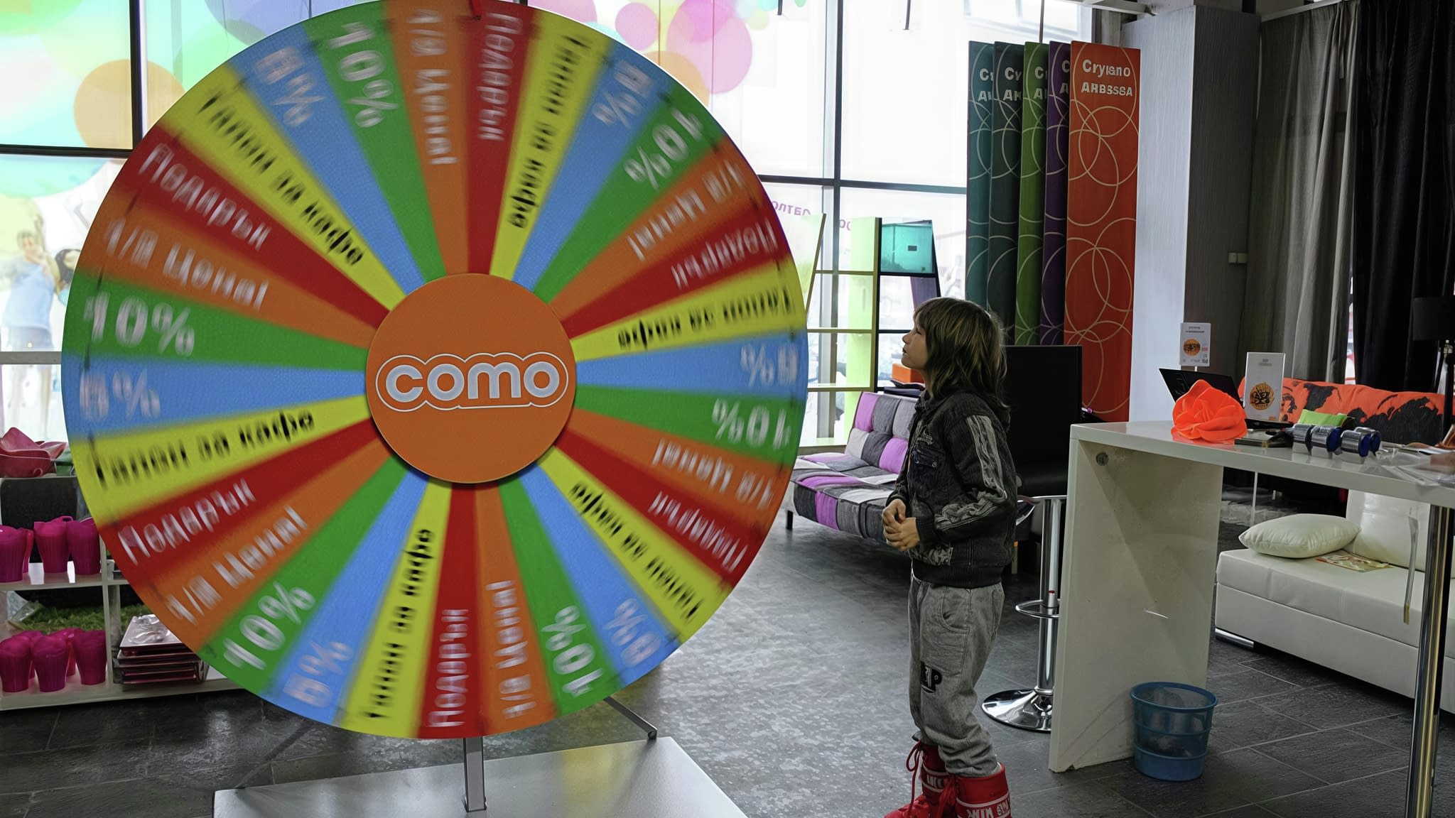 „Колело на късмета“ в казино Golden Queen с различни парични награди, символ на вълнуващи промоционални игри.