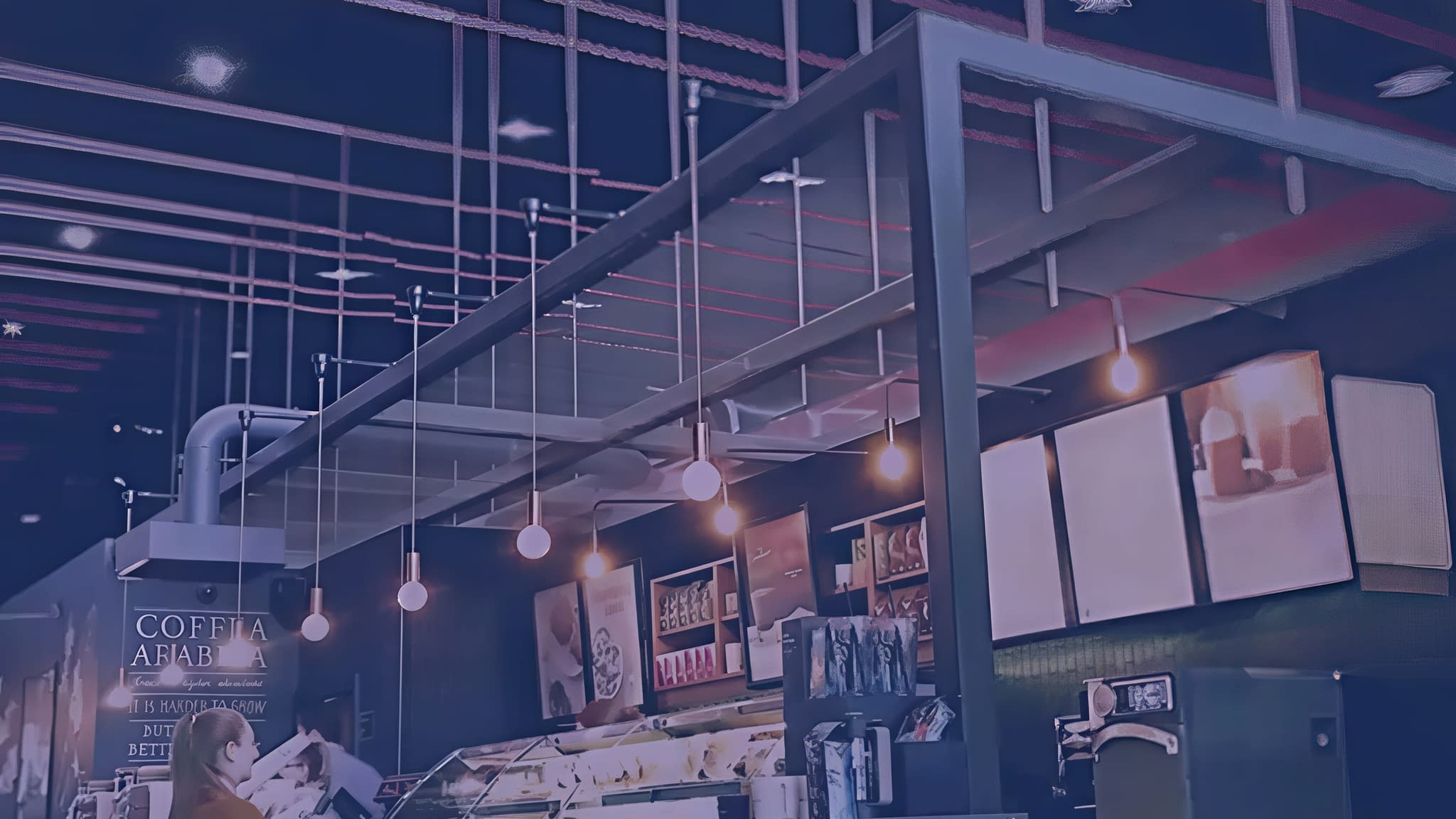 Интериор на кафе с атрактивен визуален брандинг, рекламни постери и светлинни табели – пример за ефективен дизайн на рекламна среда от агенция ХОРОС 5.