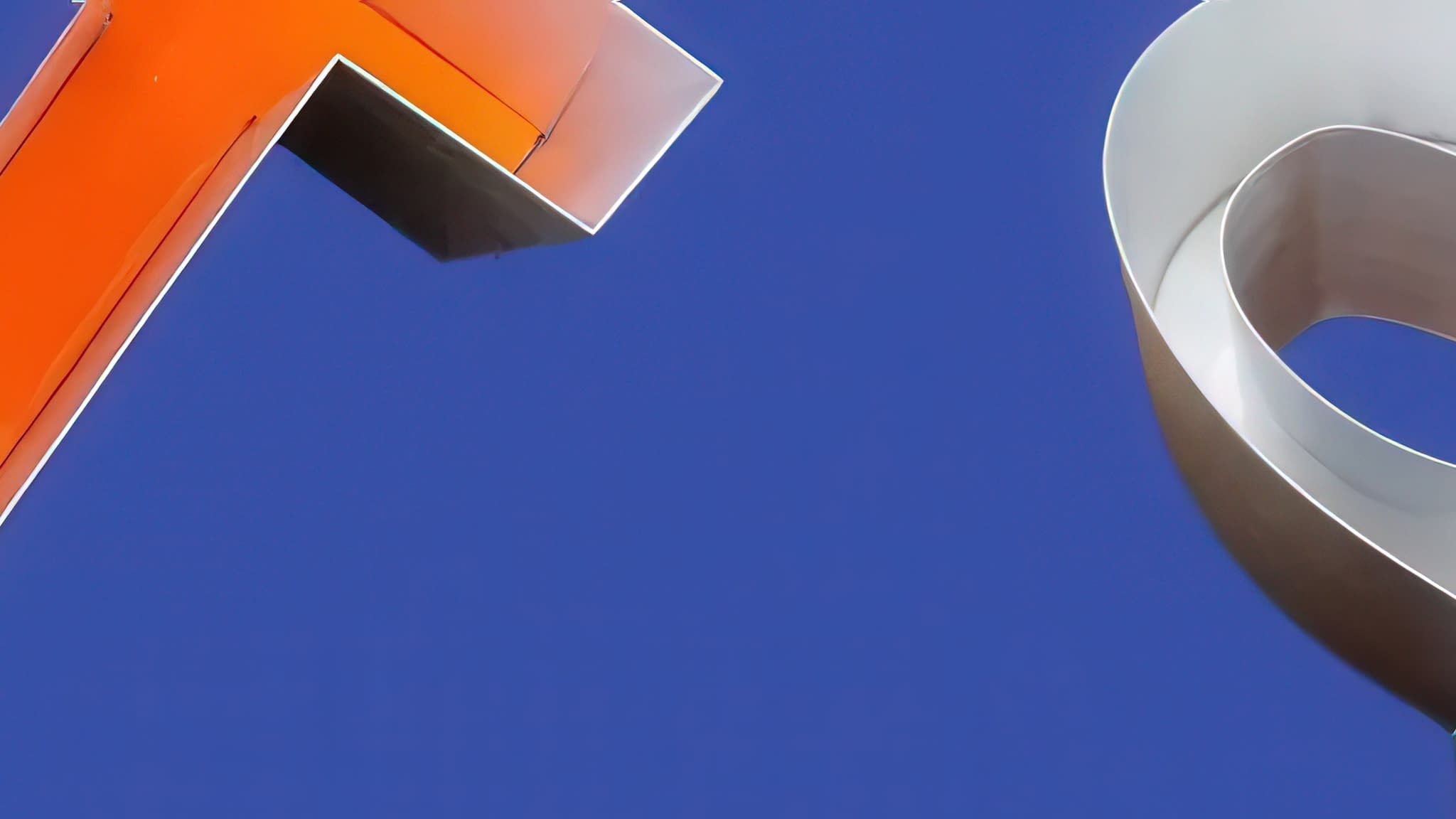 Прецизно рязане на алуминиеви профили за обемни букви с помощта на машина.