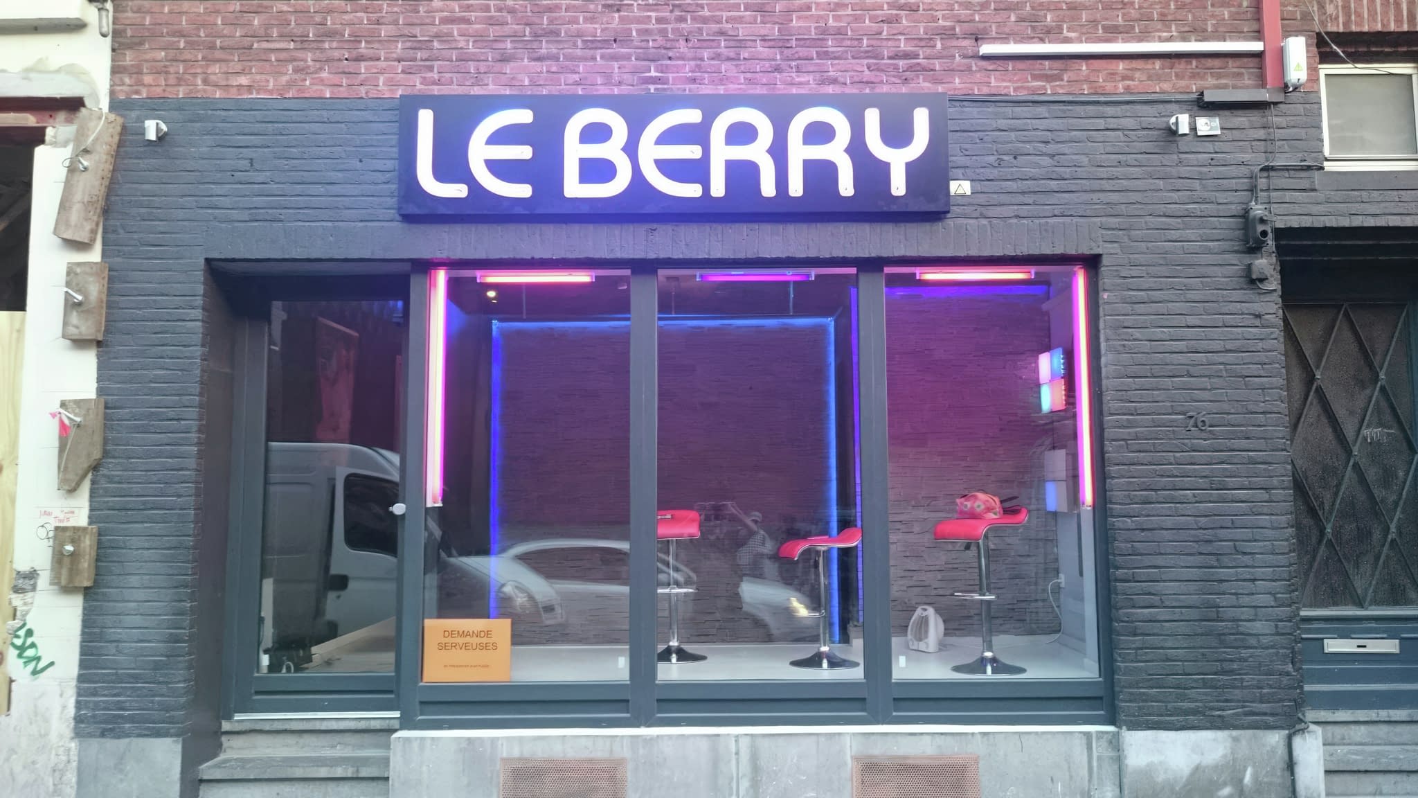 Фасадна неонова реклама с надпис ‘Le Berry’ – светещи букви с неонови контури, изработени от агенция ХОРОС 5.