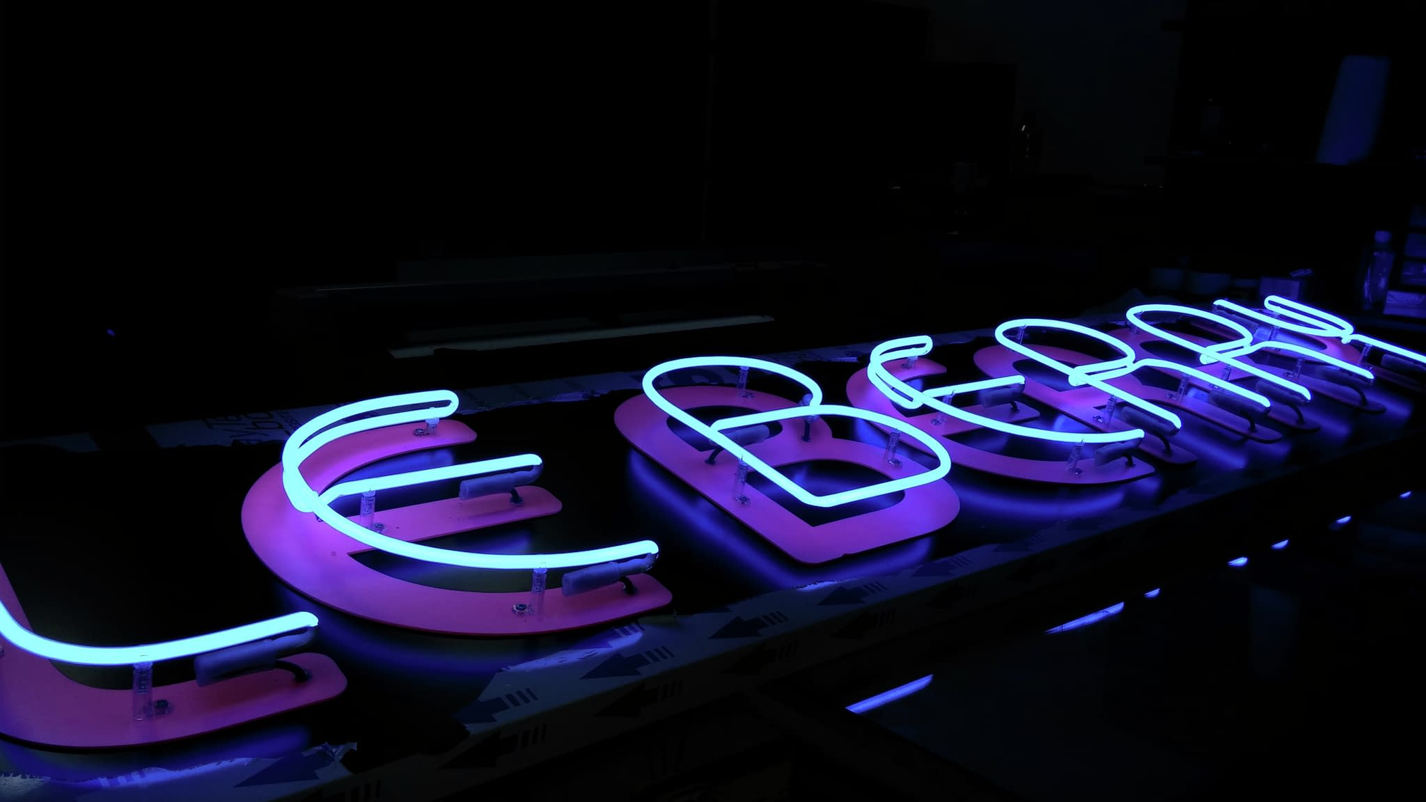 Неонова реклама с яркосини букви – модерно решение за светеща външна реклама на заведения, клубове и магазини.