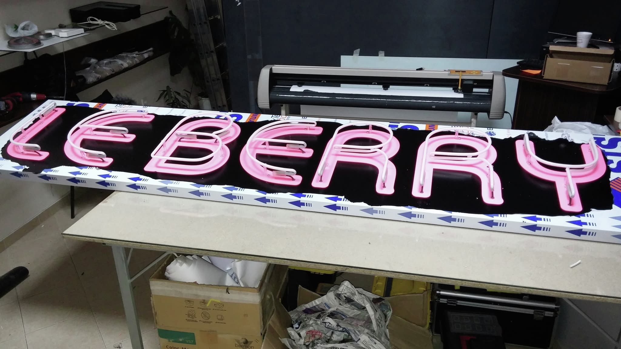 Ръчно изработен неонов надпис ‘Le Berry’ в работилницата на ХОРОС 5 – процес на създаване на неонова реклама.