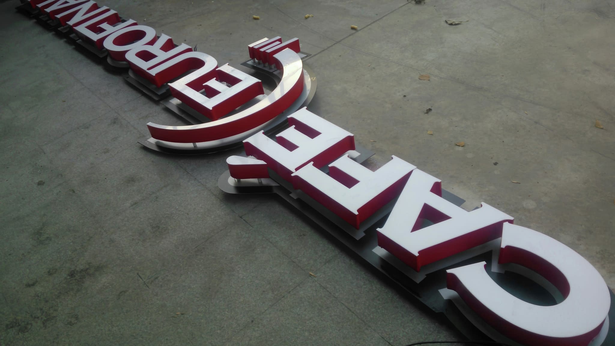 Светещи обемни букви с червен кант и бяло осветление за фасадна реклама на заведение.