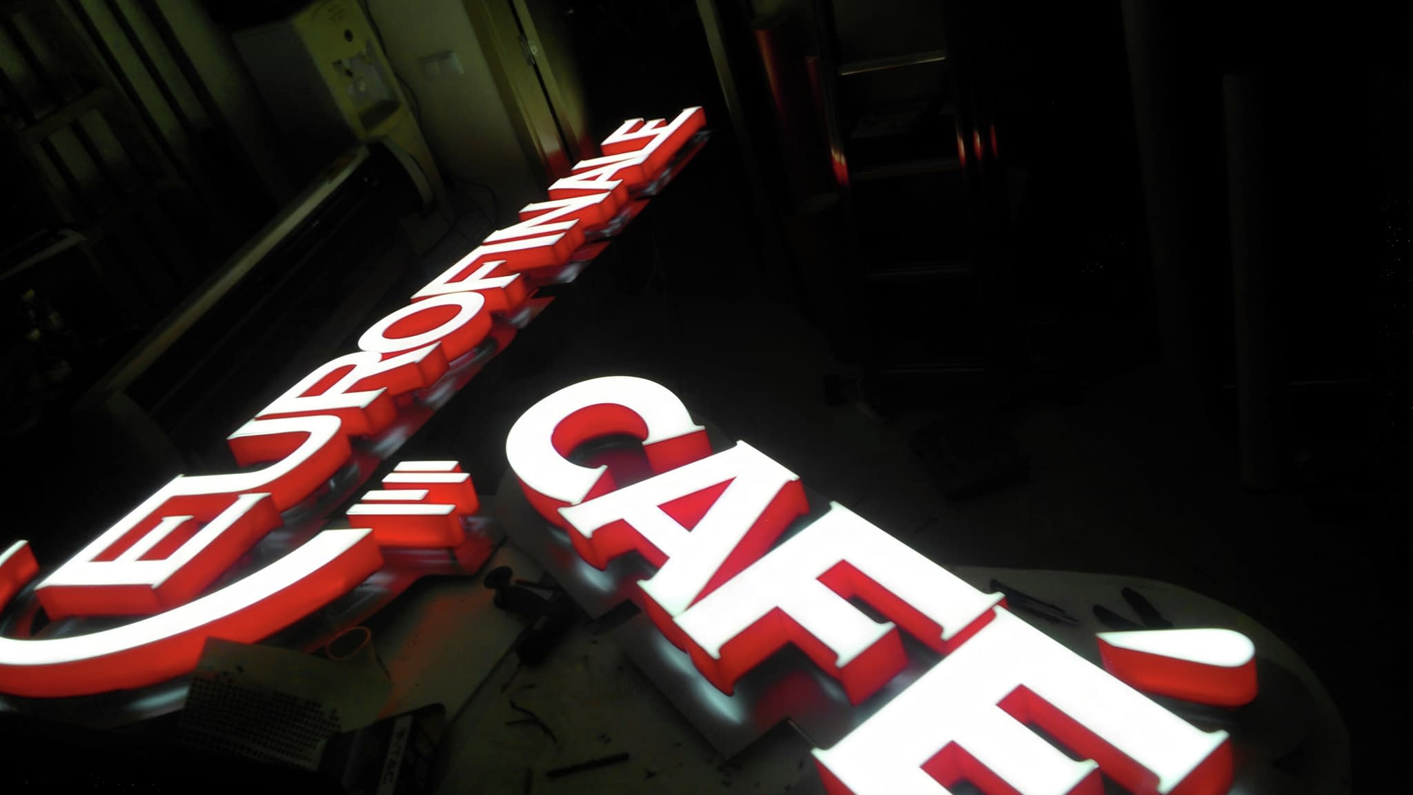 Обемни светещи букви с LED осветление – изработка на рекламна табела за кафе в червено и бяло.