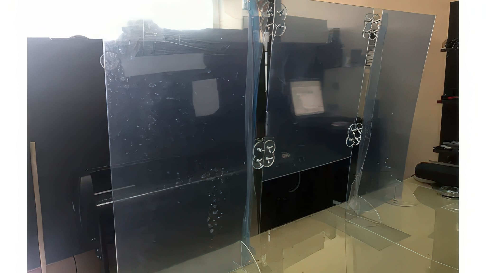 Плексигласова защитна стена с панти за лесно сглобяване – подходяща за магазини, офиси и рецепции за предпазване от вируси и бактерии.