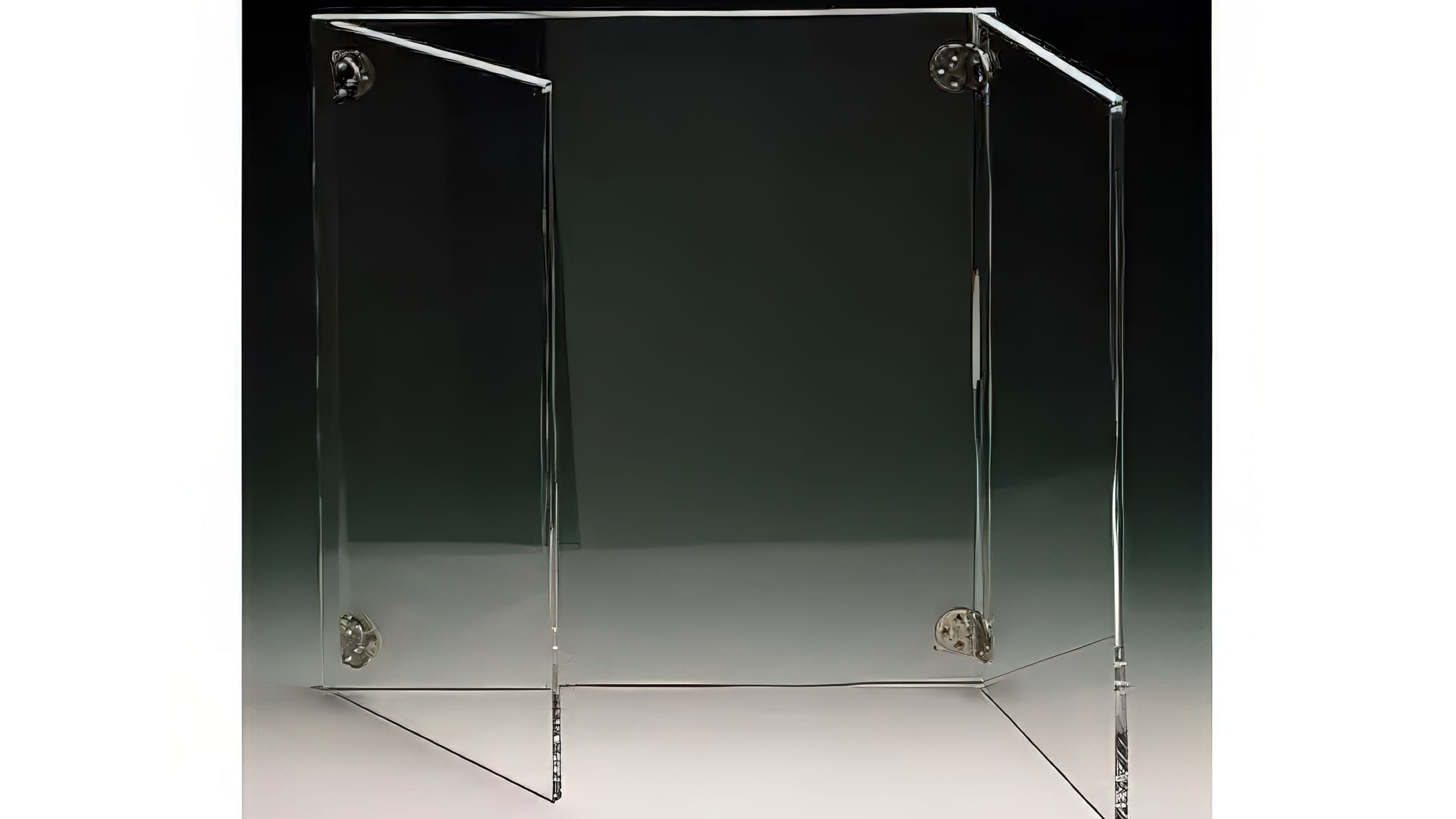 Компактна плексигласова преграда с прозрачен дизайн – подходяща за бюра, касови зони и рецепции за безопасност при директен контакт с клиенти.