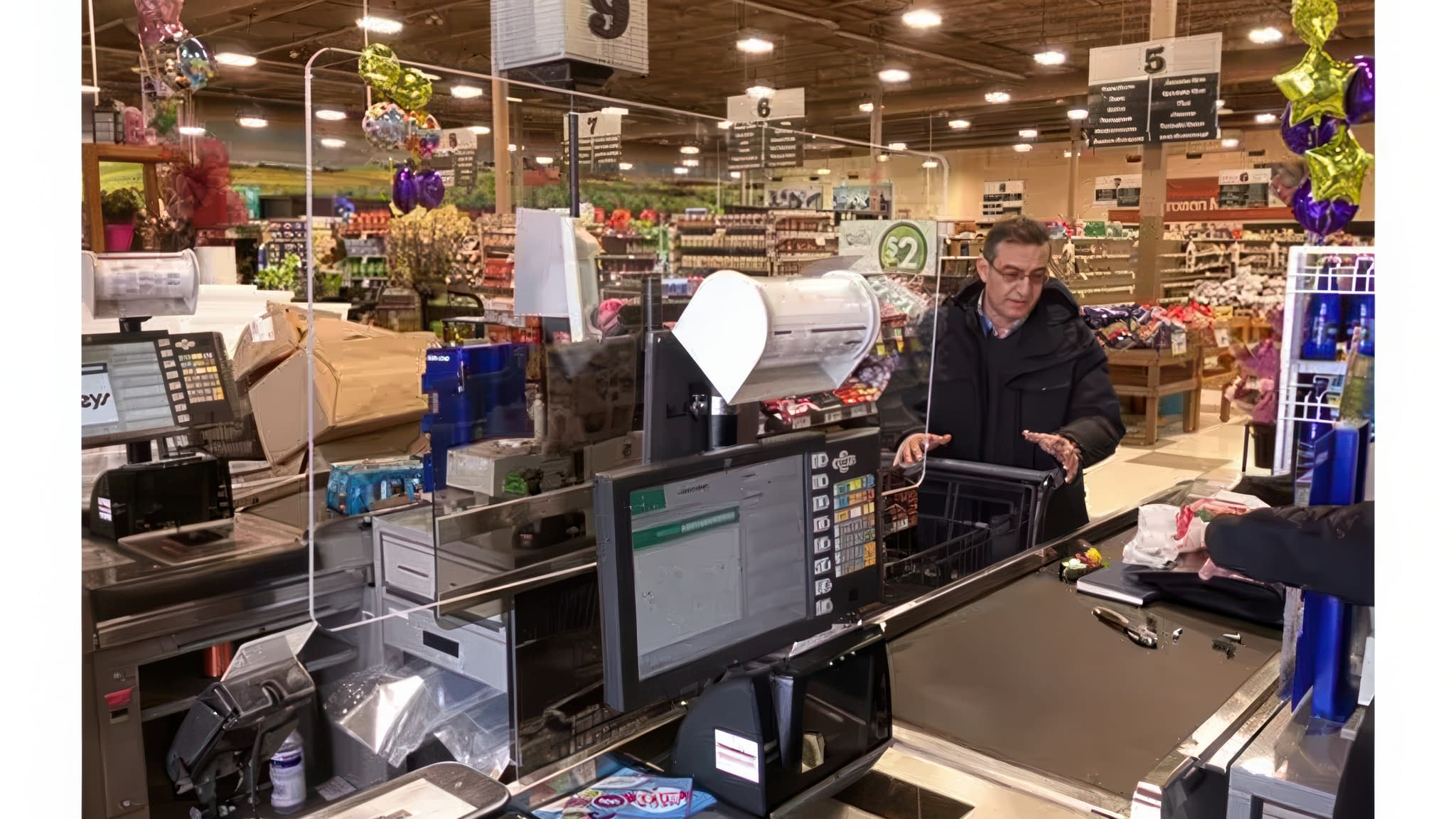 Касово гише със защитни плексигласови панели в супермаркет – решение за безопасност при директен контакт с клиенти по време на пандемия.