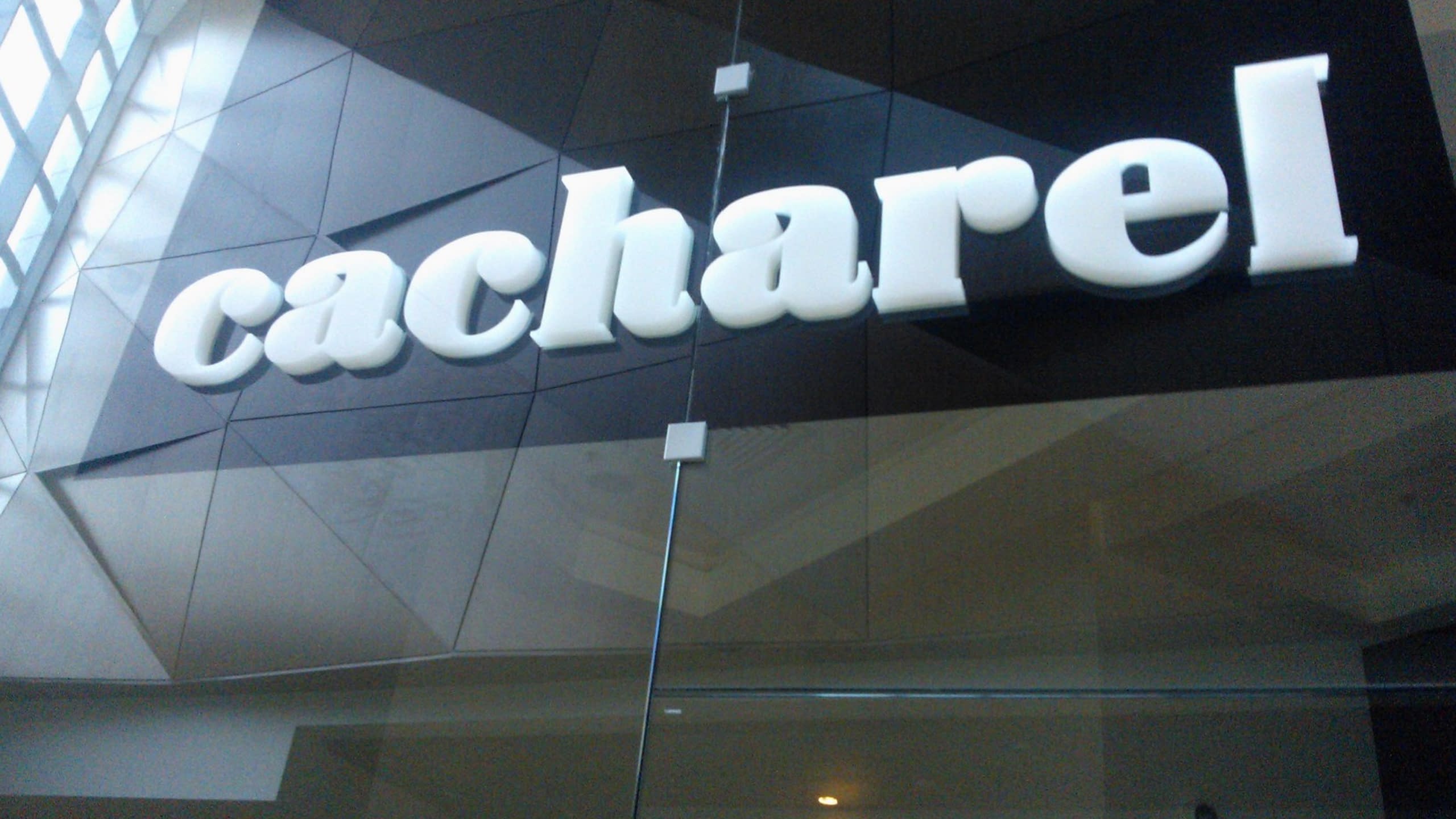 Създадохме този стилен надпис за модния бранд Cacharel, като заложихме на силния контраст между белите букви и тъмната основа.