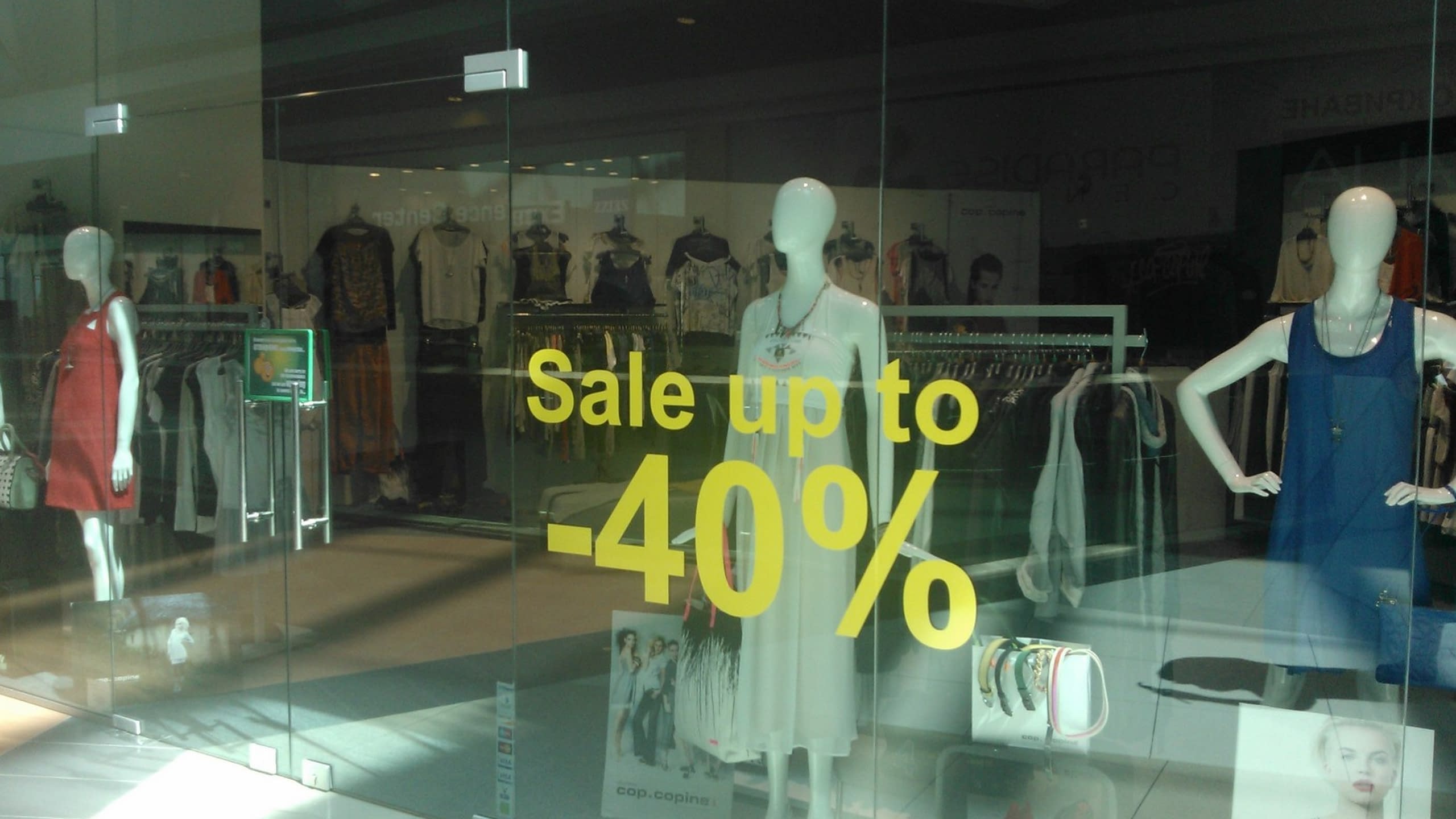 Стикер от жълто фолио за промоция "Sale up to -40%", монтиран на витрина на моден магазин в София.