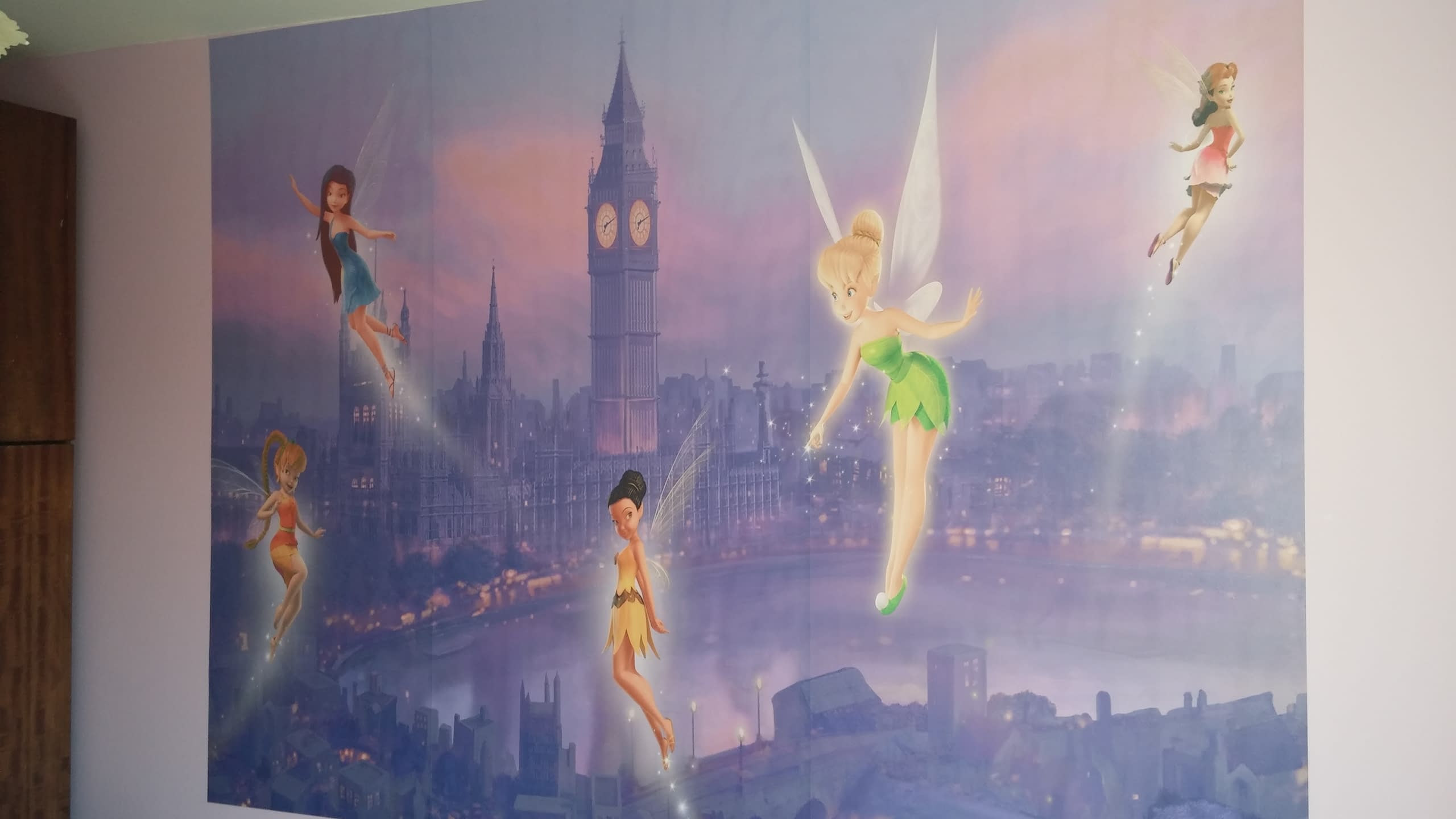 Фототапет на стена с анимационни феи, летящи над нощен Лондон с Биг Бен.