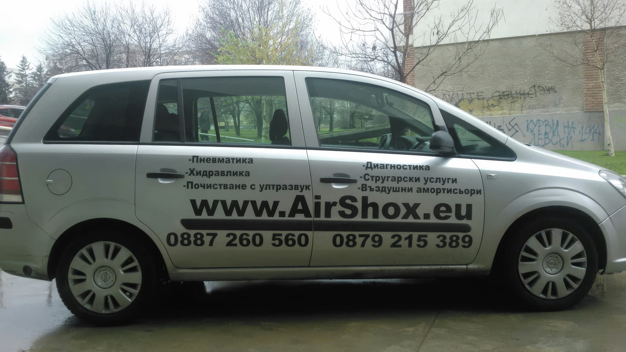 Професионално брандиране на автомобил с акцент върху фирмената идентичност.