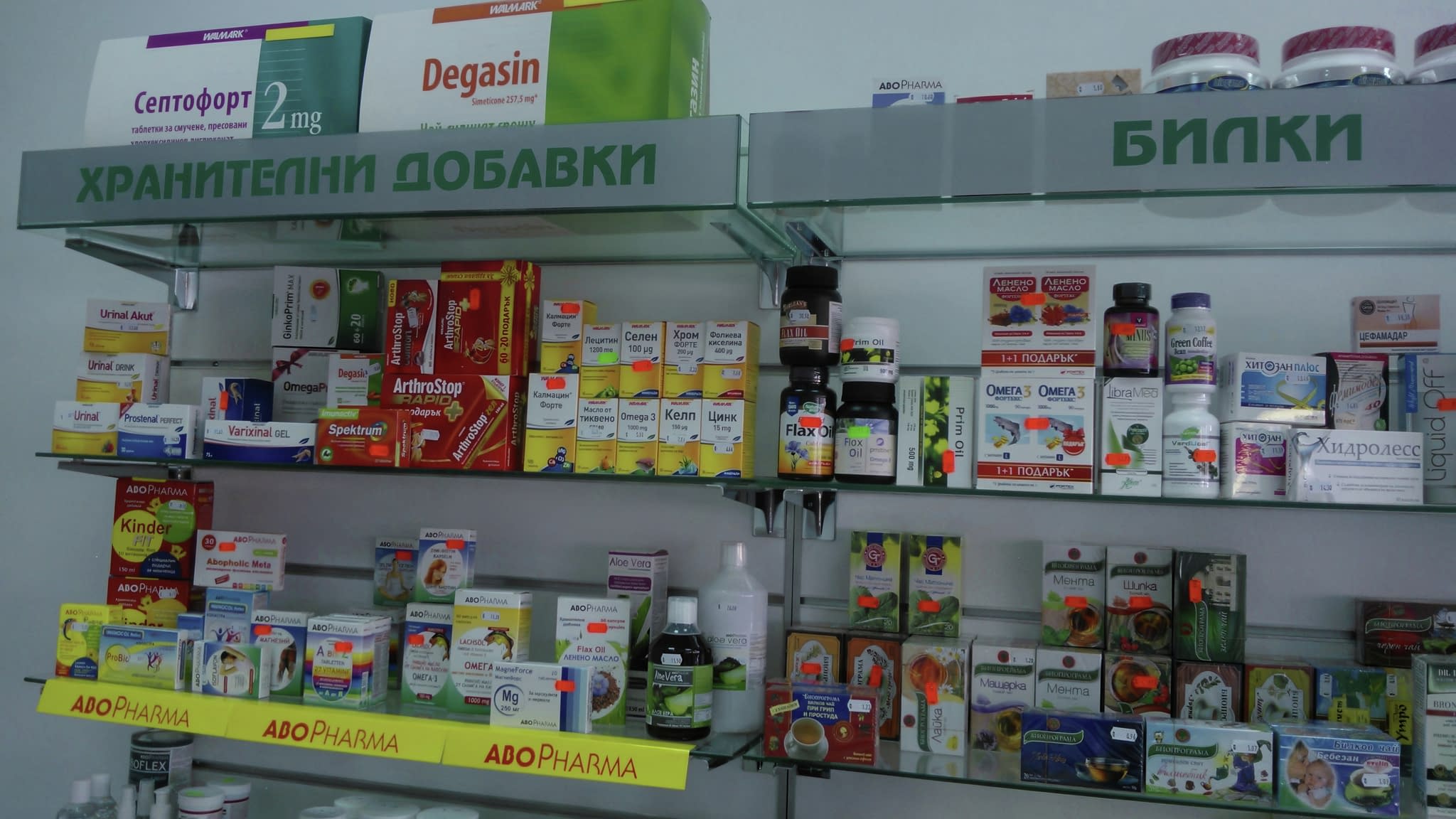 Вътрешен изглед на магазин с брандирани рафтове за детска козметика и хранителни продукти.