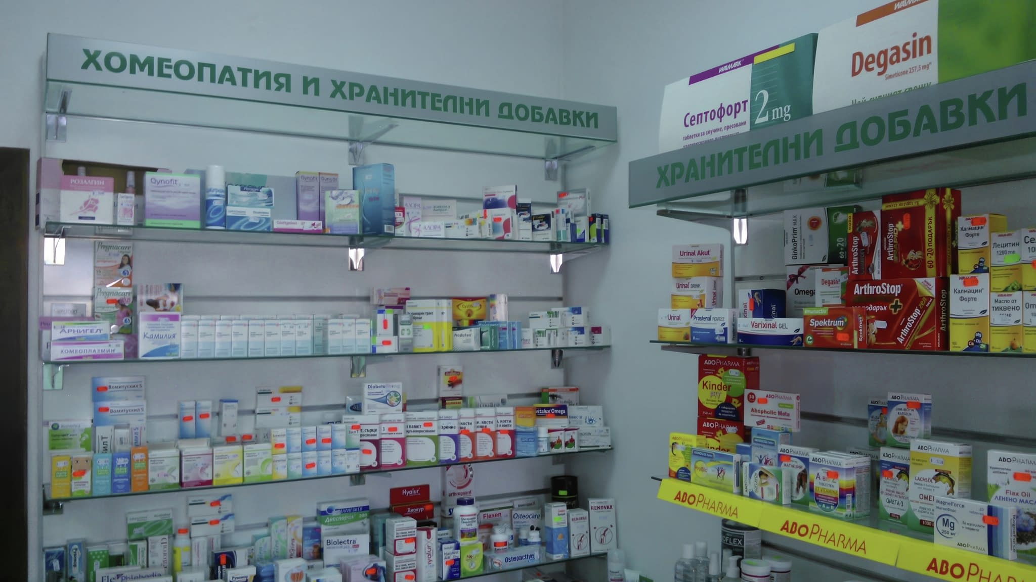 Креативно брандиран магазин с акцент върху продукти и фирмена идентичност.