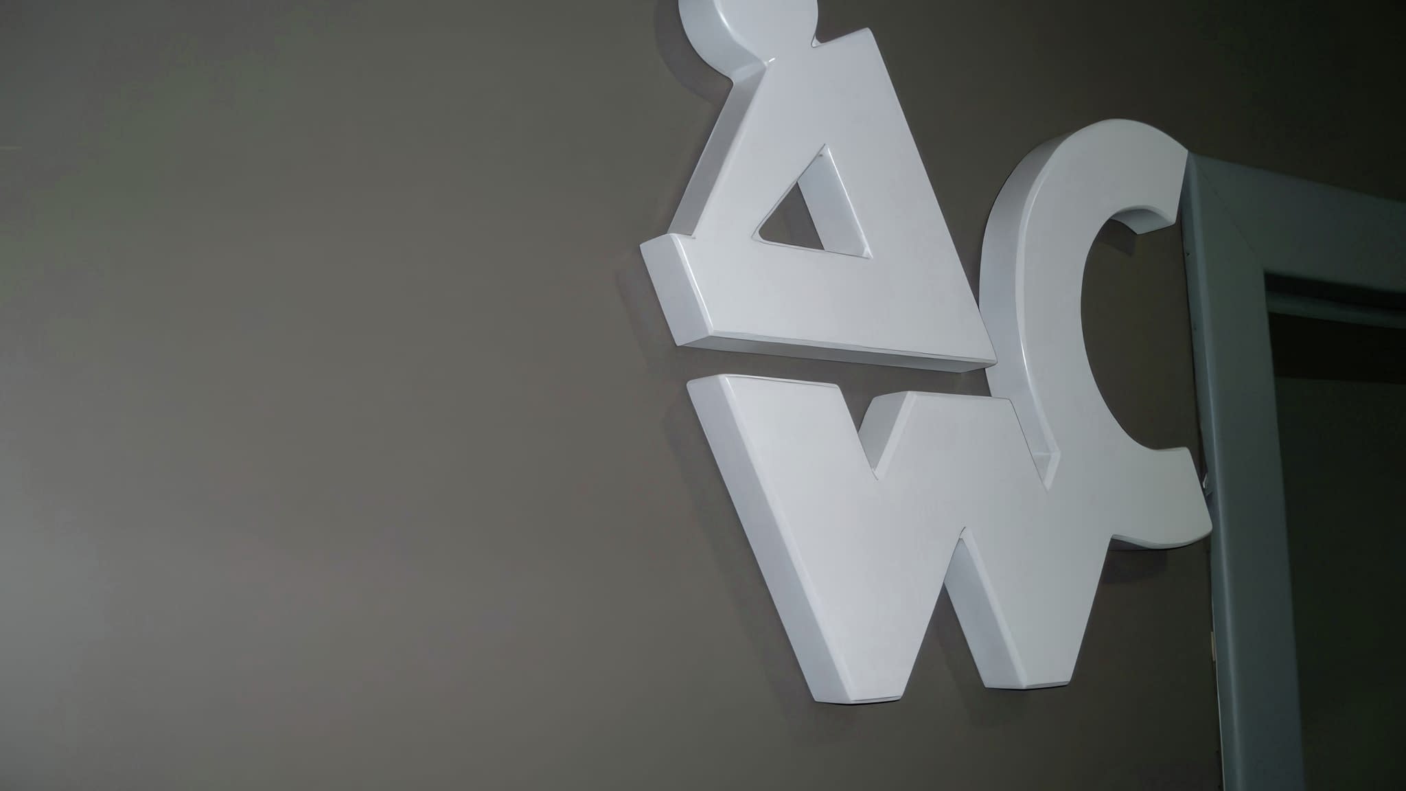 3D указателни знаци със символи и стрелки – навигация в сгради.