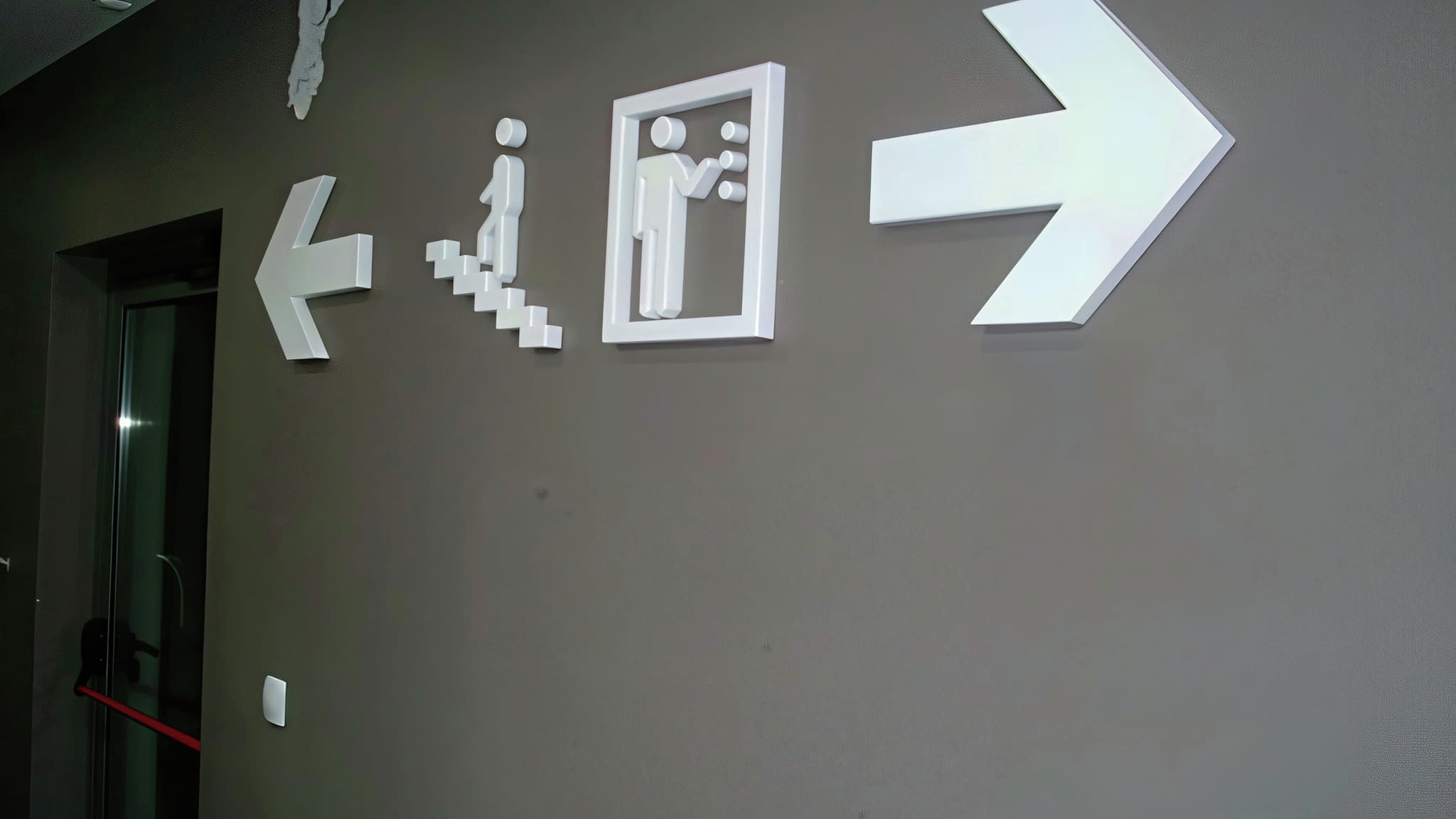 Обемни букви „AQUAVISION” в бял цвят – стилно интериорно брандиране.