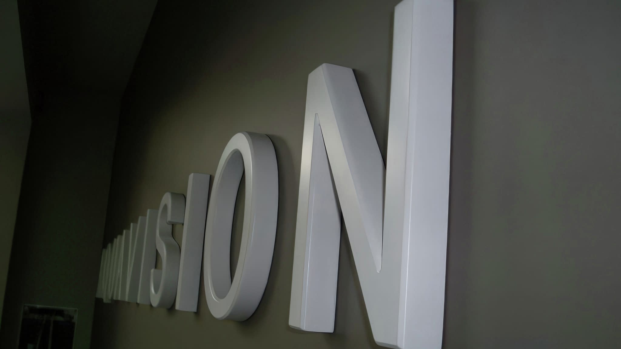 Обемни букви и символи за санитарни помещения – стилен и разпознаваем дизайн.