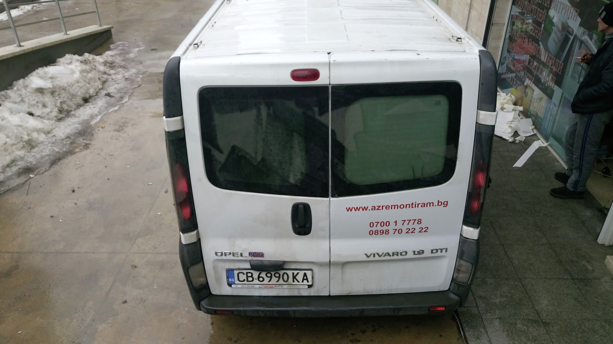 Брандиран бус Azremontiram с фирмено лого и странични надписи за мобилна реклама.