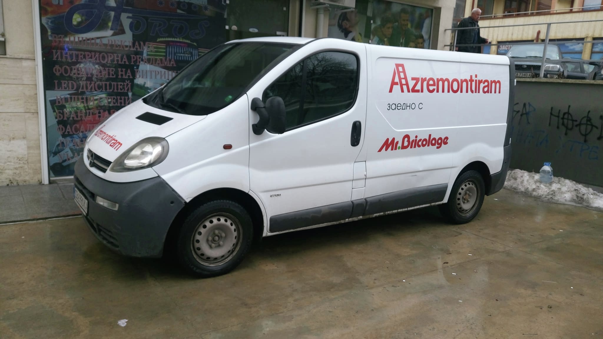 Фронтално брандиране на бус Opel Vivaro с логото на Azremontiram на предния капак.