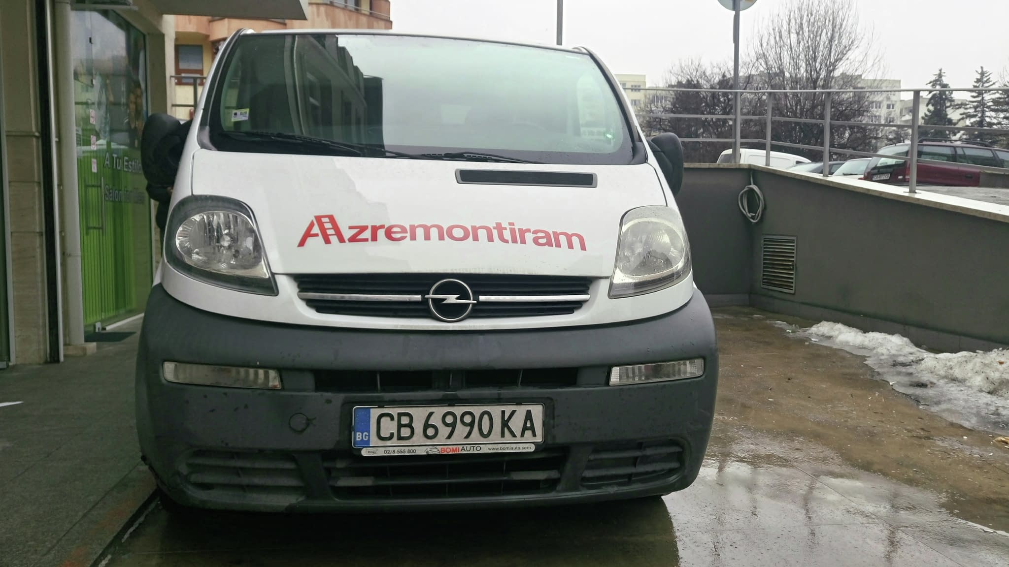 Заден капак на бус с контакти и уебсайт на Azremontiram за фирмена реклама.