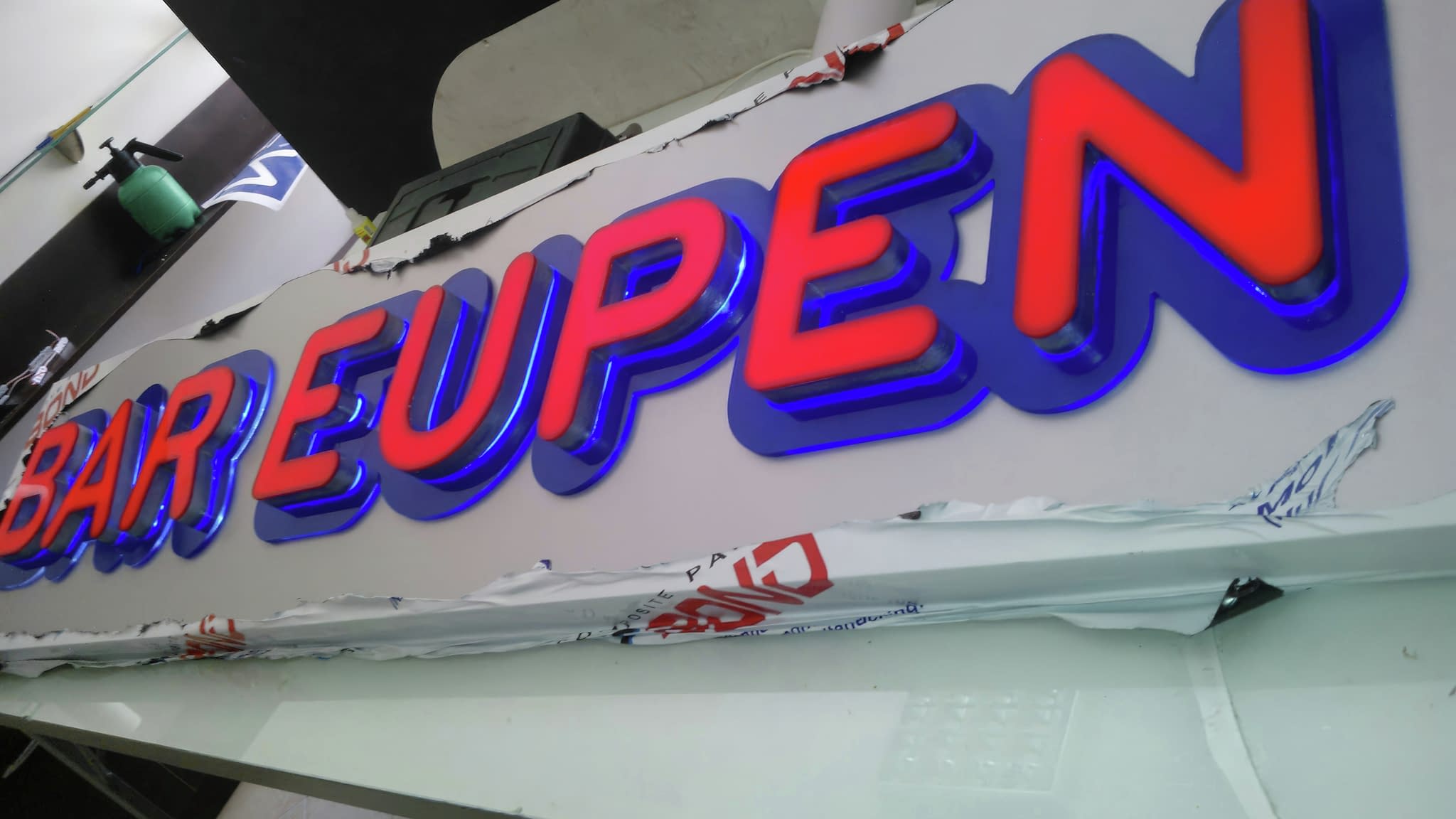 Изглед отблизо на LED табела с надпис „BAR EUPEN“ – обемни букви с червен фронт и син контур, идеални за заведения.