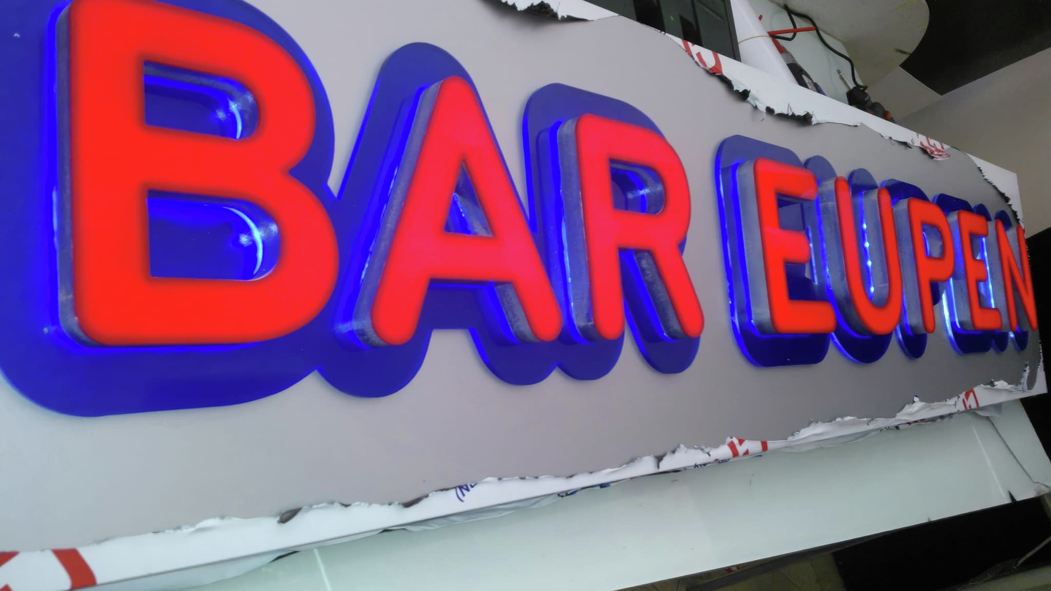 Пример за светещи обемни букви – LED табела с обемен дизайн, демонстрираща стилно брандиране с акцент върху цена и качество.