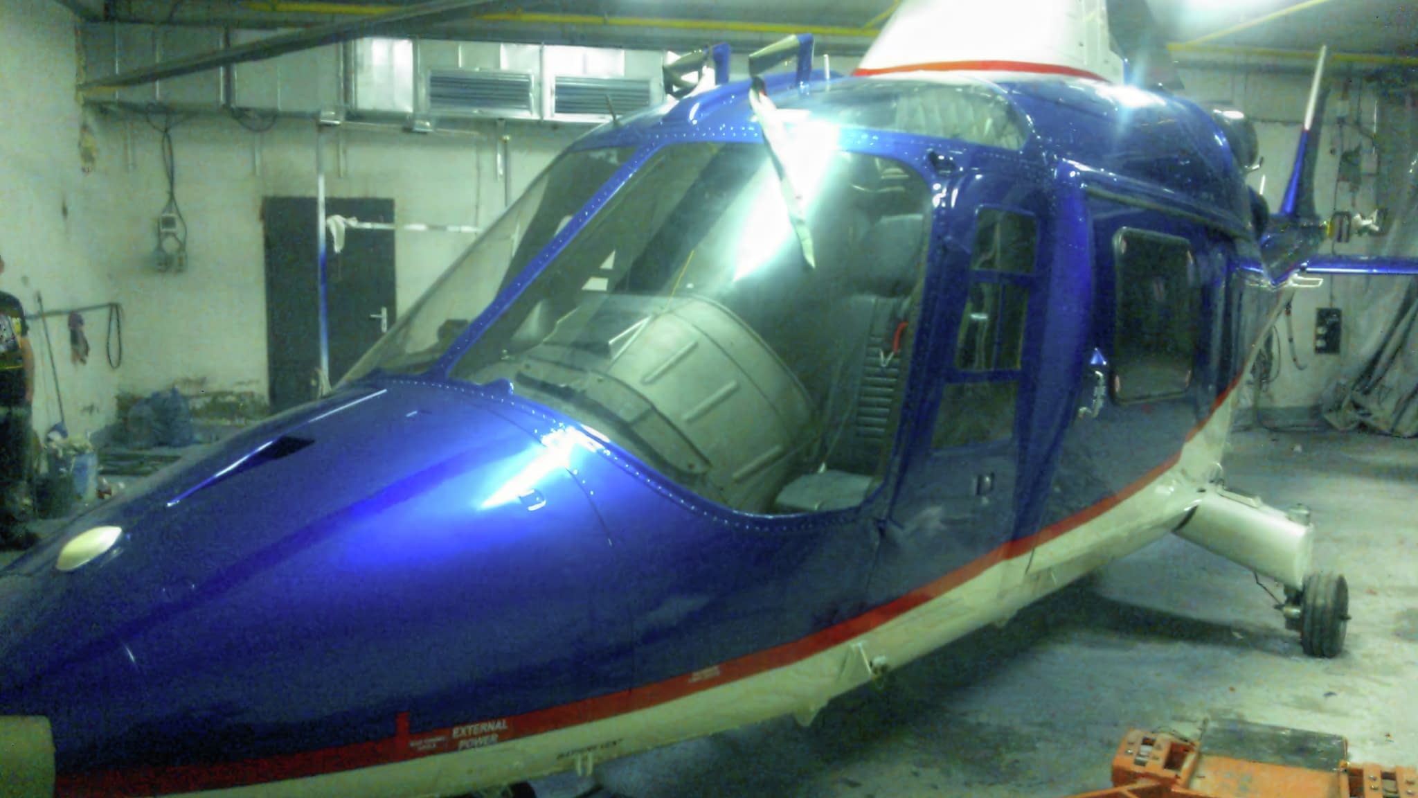 Брандиран хеликоптер с професионален дизайн и рекламни акценти.