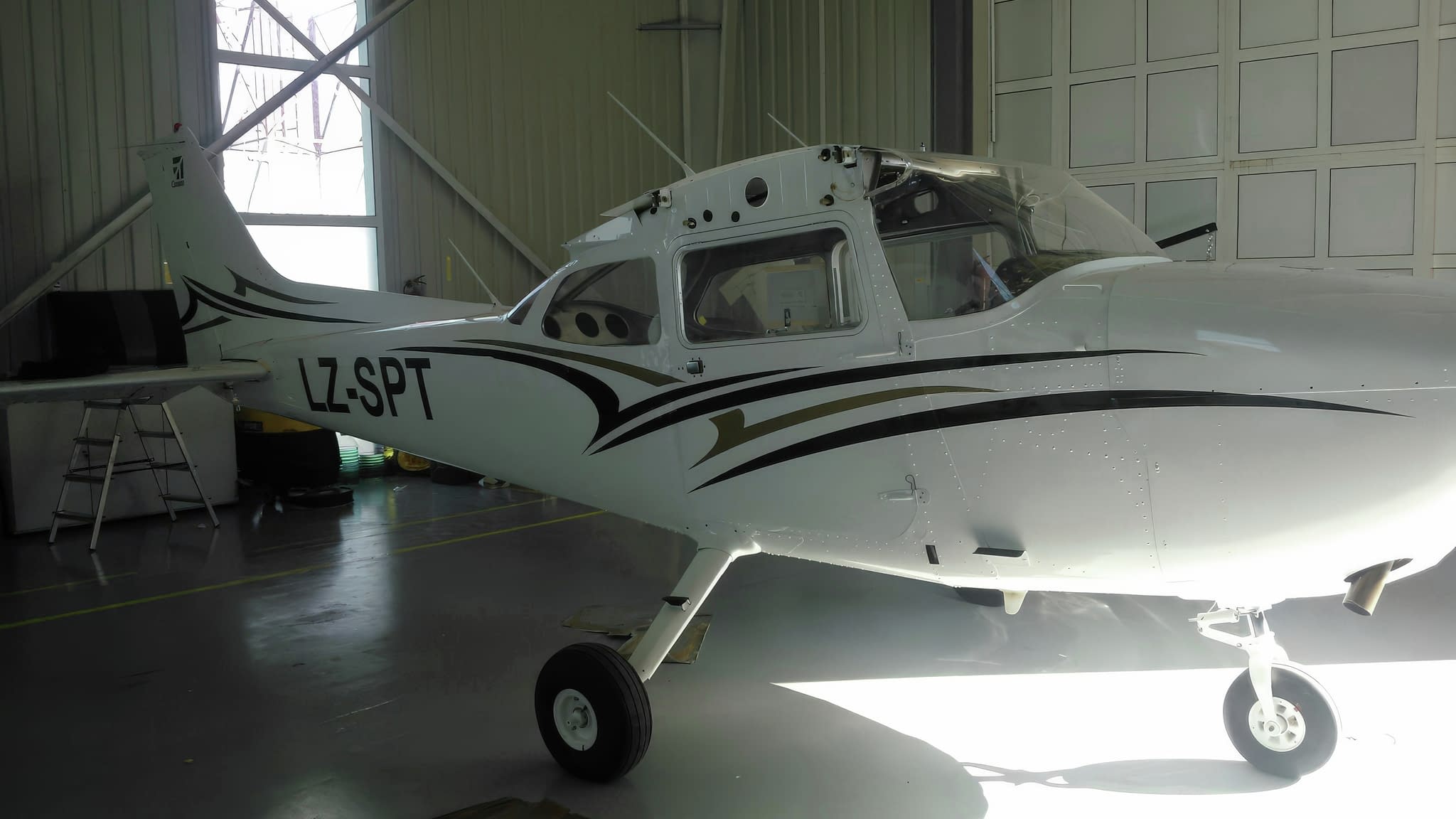 Графично брандиране на самолет с декоративно фолио.