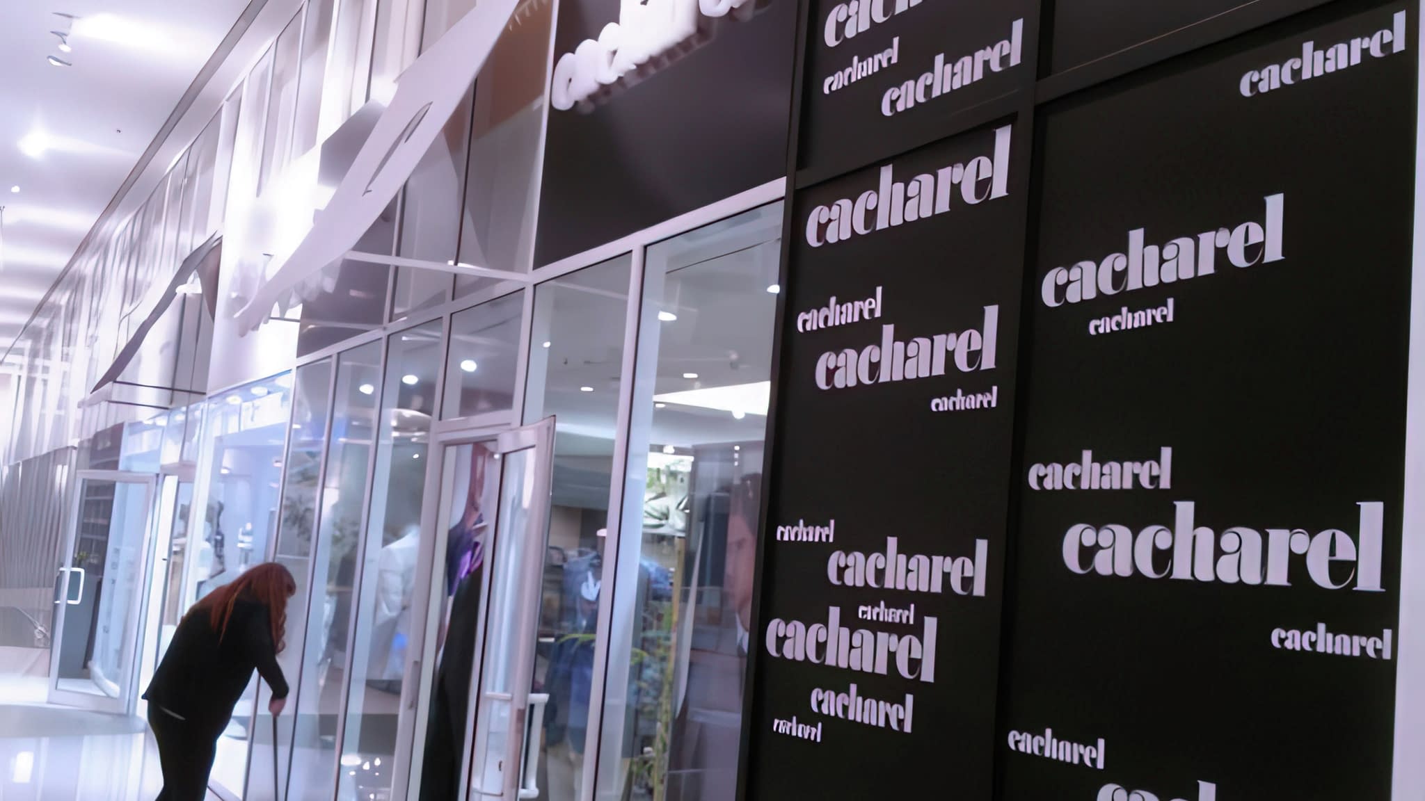 Рекламна табела с лого „Cacharel”.