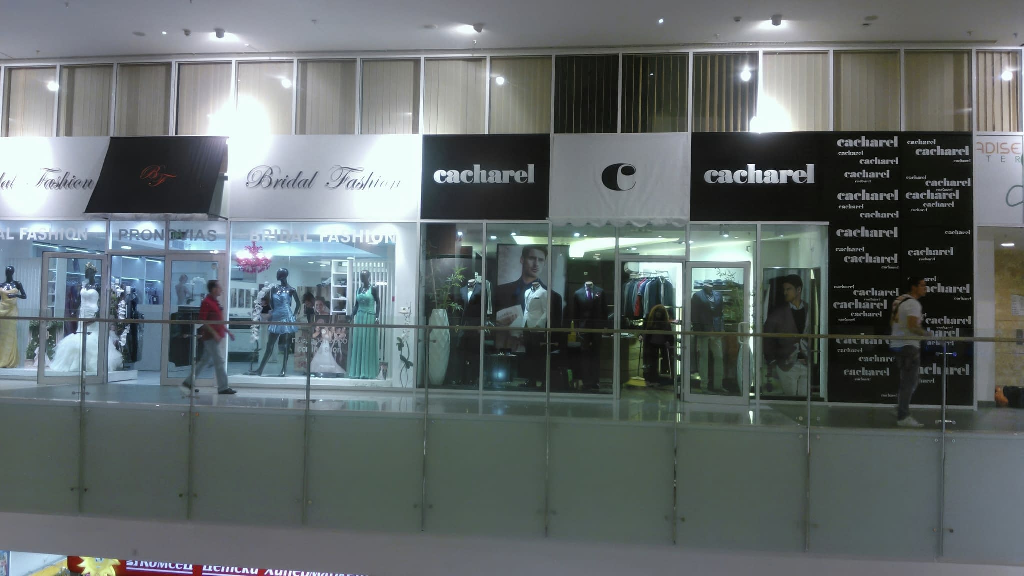 Светеща реклама на магазини „Cacharel“ и „Bridal Fashion“ в търговски център – елегантни витрини с LED осветление.