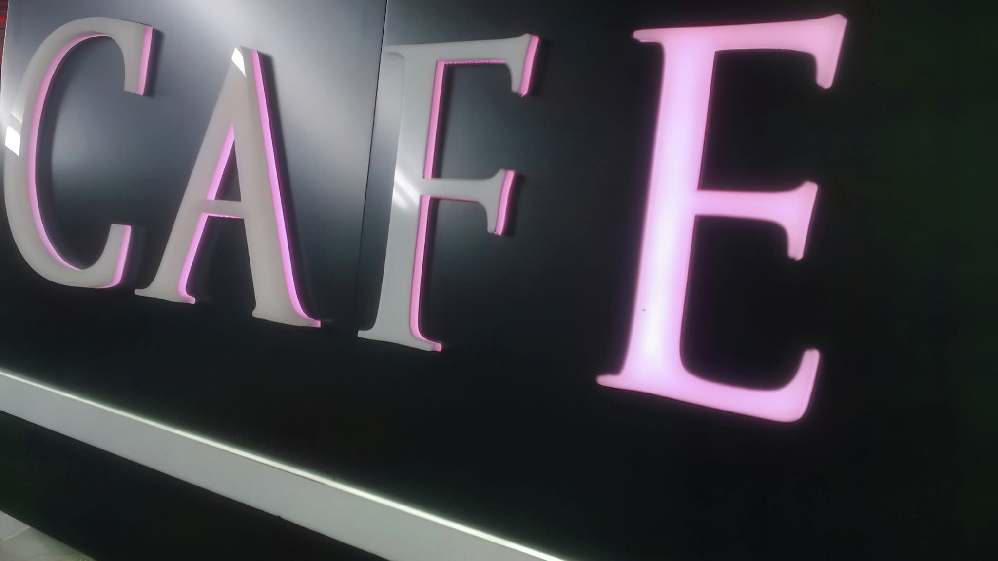 Елегантна светеща реклама с надпис „CAFÈ” – стилен дизайн и висока видимост.