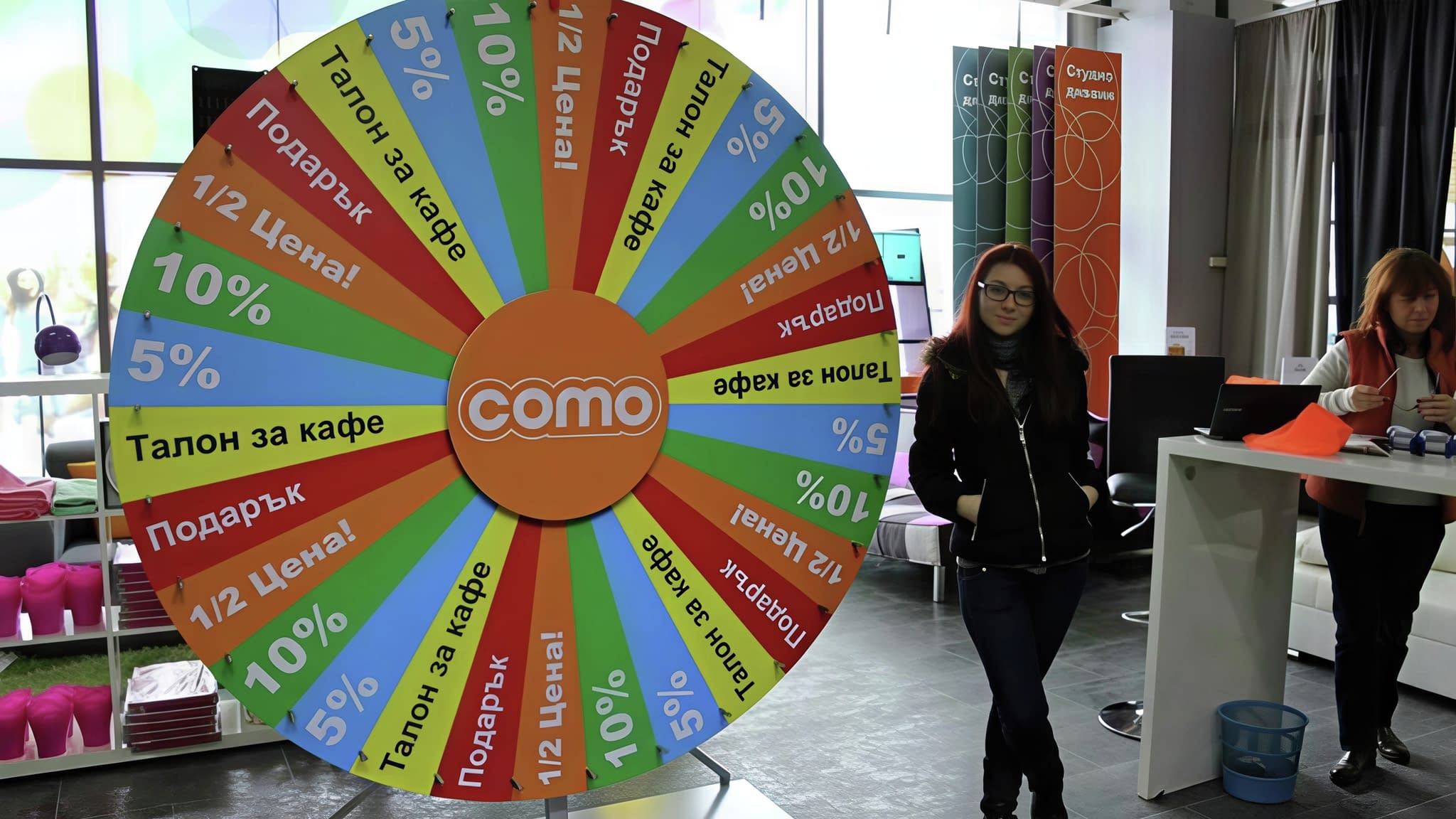 Колело на късмета „Como“ – цветно, атрактивно и готово за забавни промоции.