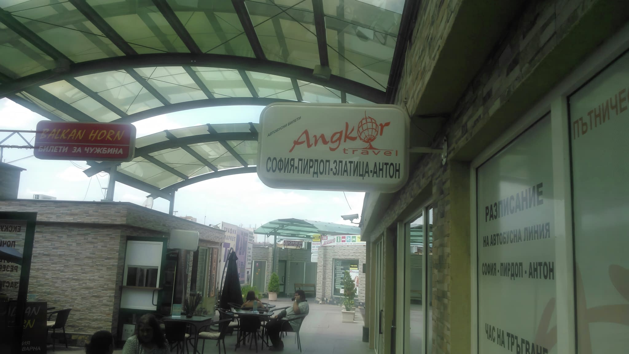 Двустранна светеща табела – 24/7 видимост с модерен и издръжлив дизайн.