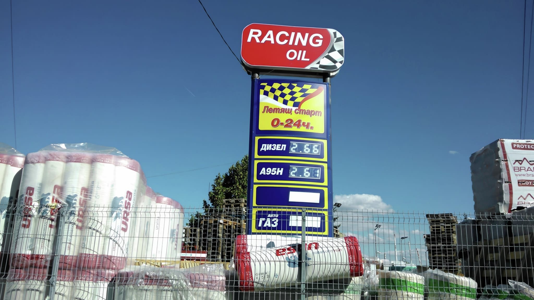 Иновативна двустранно светеща реклама с отлична видимост.