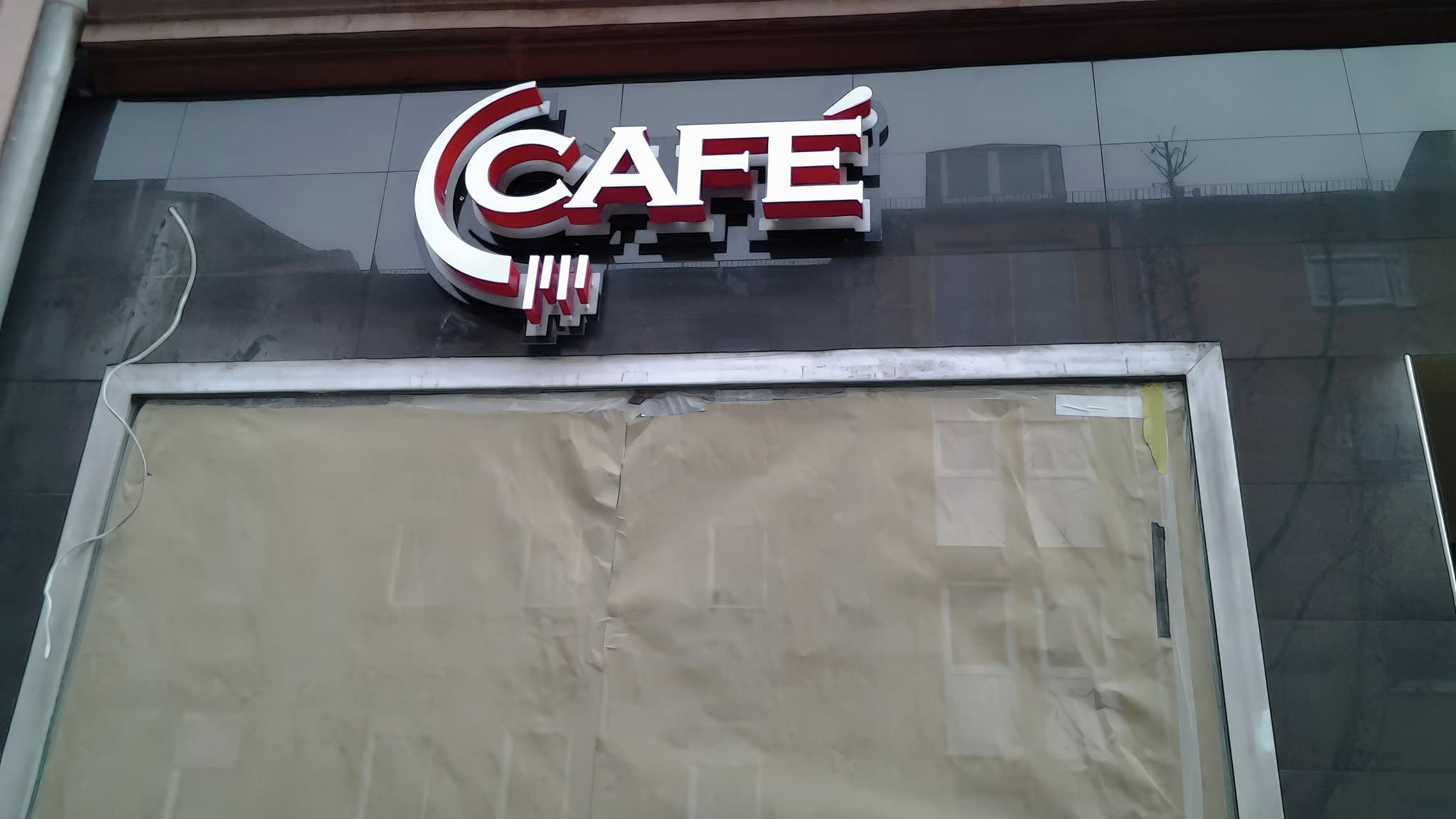 Обемни светещи букви върху фасада на кафе, изпълнени с внимание към детайла – пример за външна реклама от рекламна агенция в София.