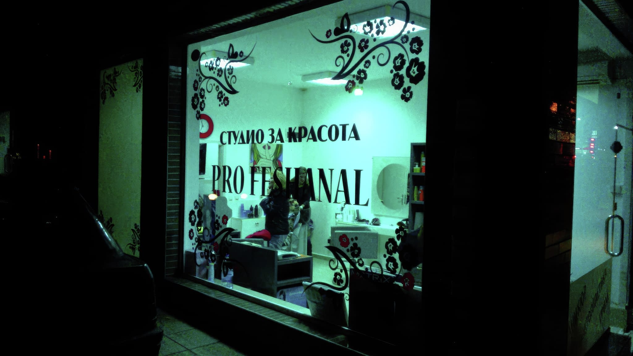 Стилен дизайн на брандирана витрина за магазин, привличащ вниманието на клиентите.