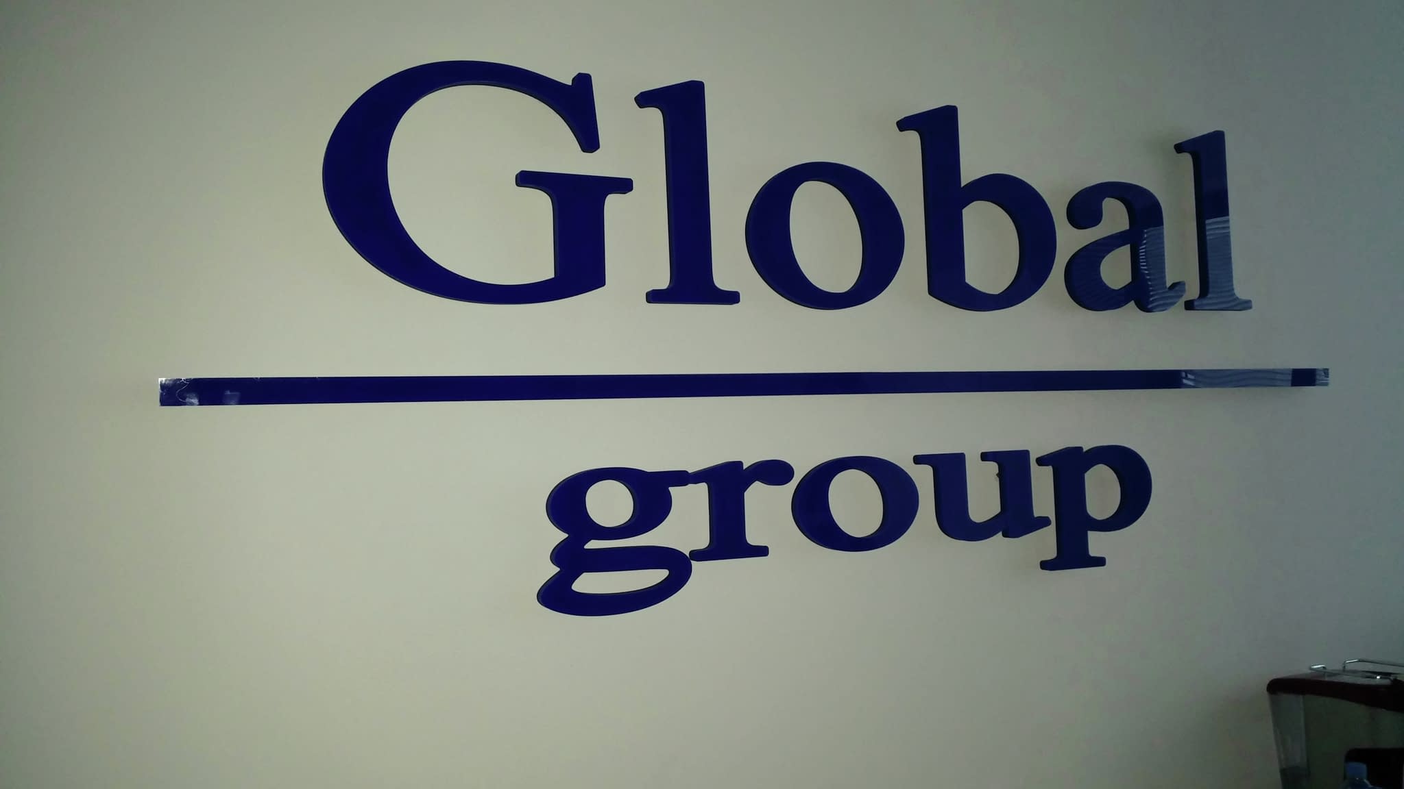 LED светеща табела „Global group“ със синьо сияние, подчертаваща модерния корпоративен стил.