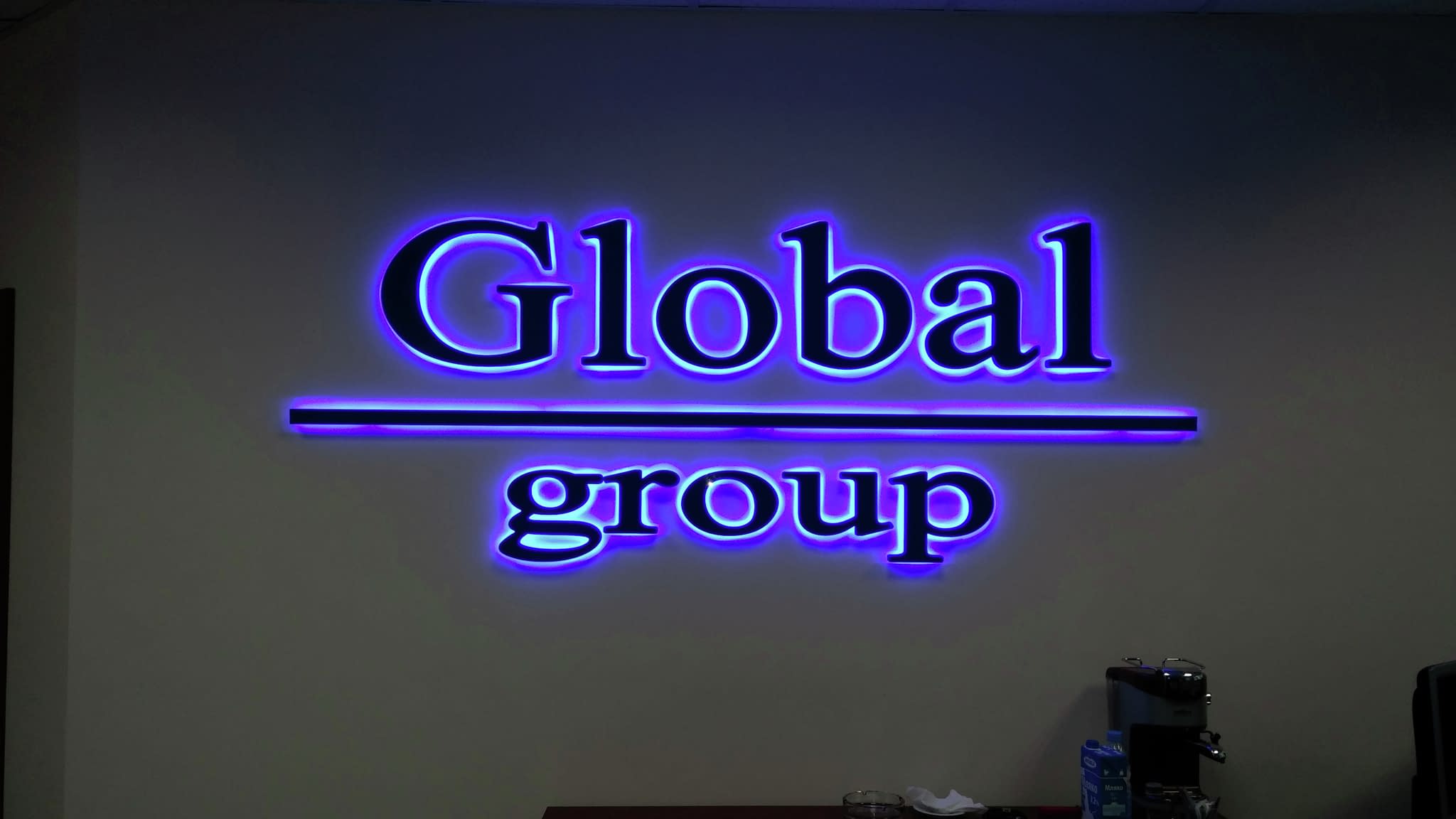 Пример за светещи обемни букви за бар – табела с надпис „BAR EUPEN“ в червен и син LED стил, подходяща за заведения.