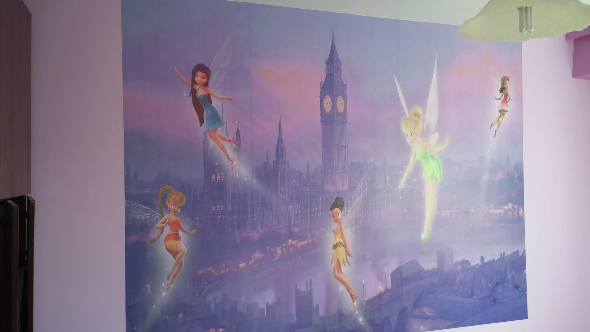 Фототапет с приказни герои и вечерен градски пейзаж.