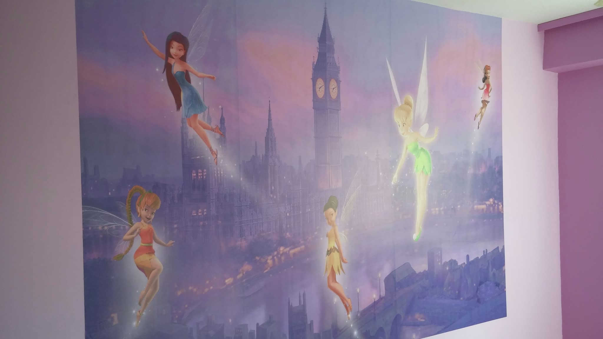 Фототапет – цветен акцент.