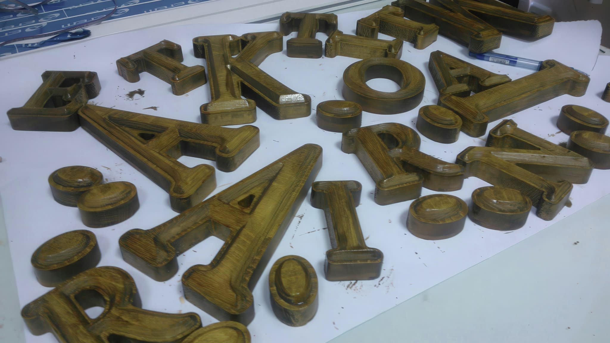 Обемни букви с ретро дизайн – перфектни за интериорни и фасадни рекламни табели.