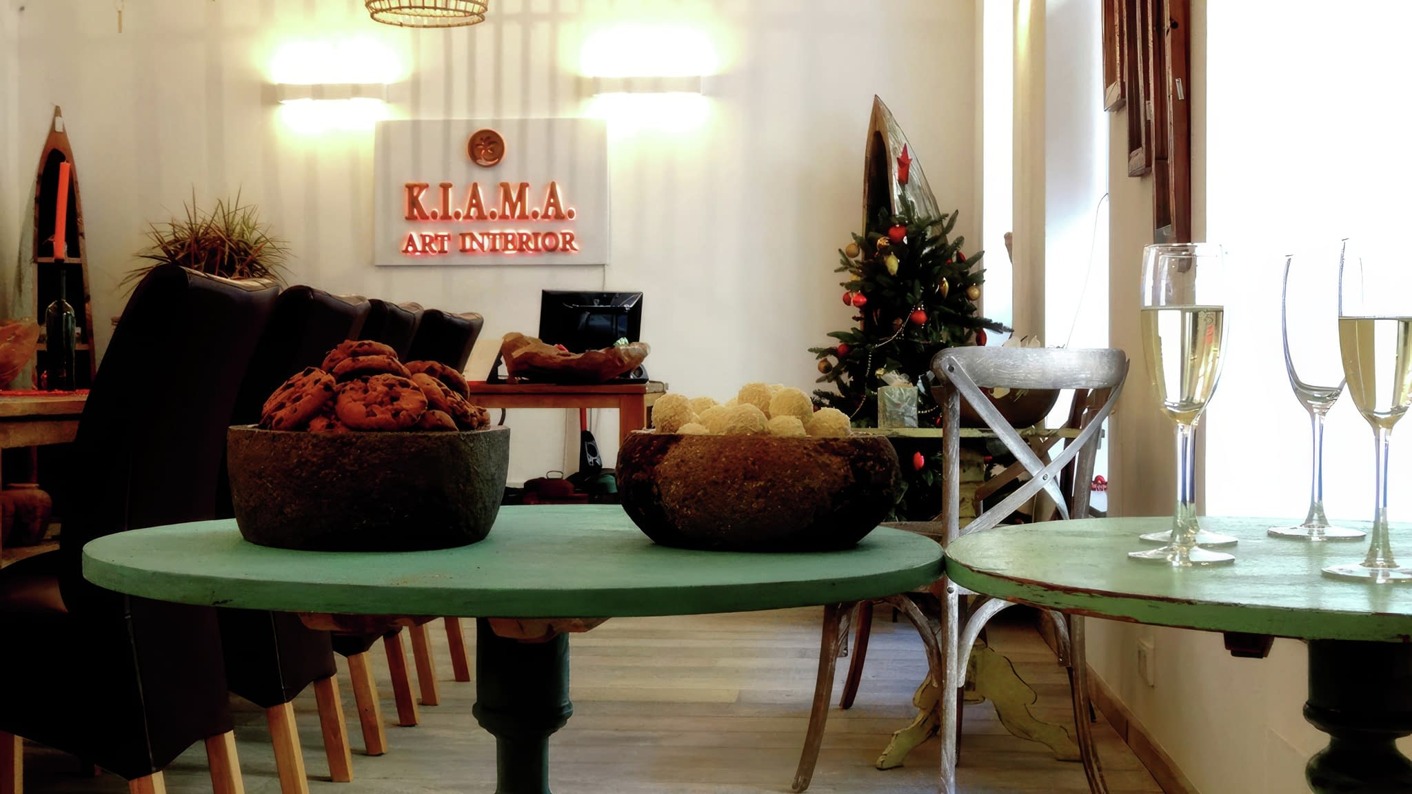 Елегантна интериорна рекламна табела 'K.I.A.M.A. Art Interior' – арт пространство с празничен декор и винтидж мебели.