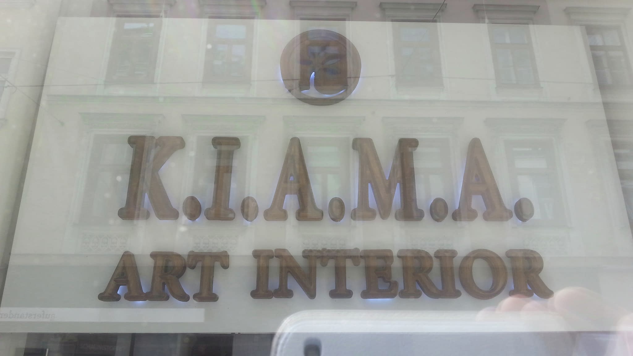 Луксозна рекламна табела за интериорно студио – пример за естетичен подход към рекламата.