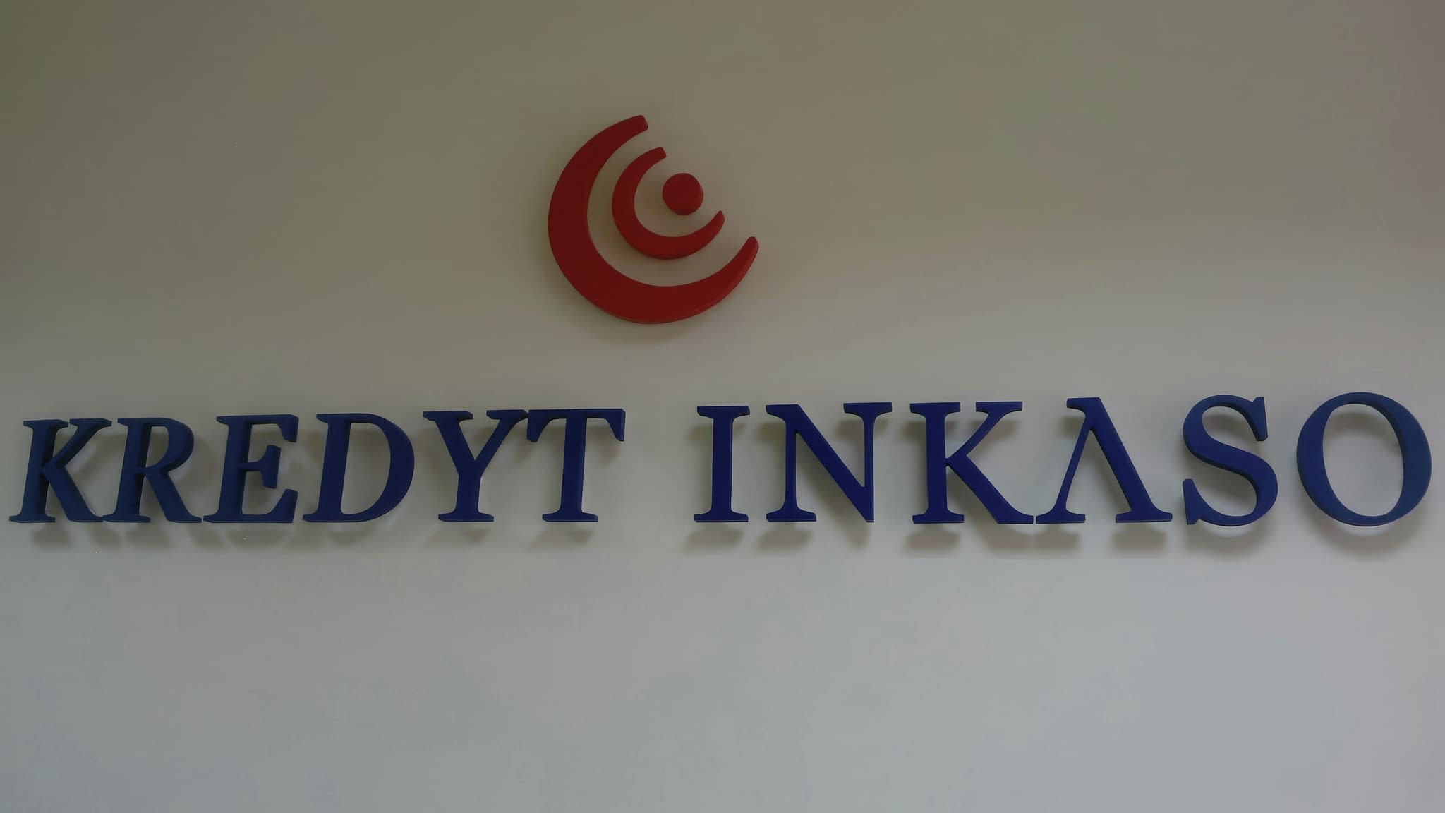 Обемни букви и фирмено лого „KREDYT INKASO” за офис интериор.