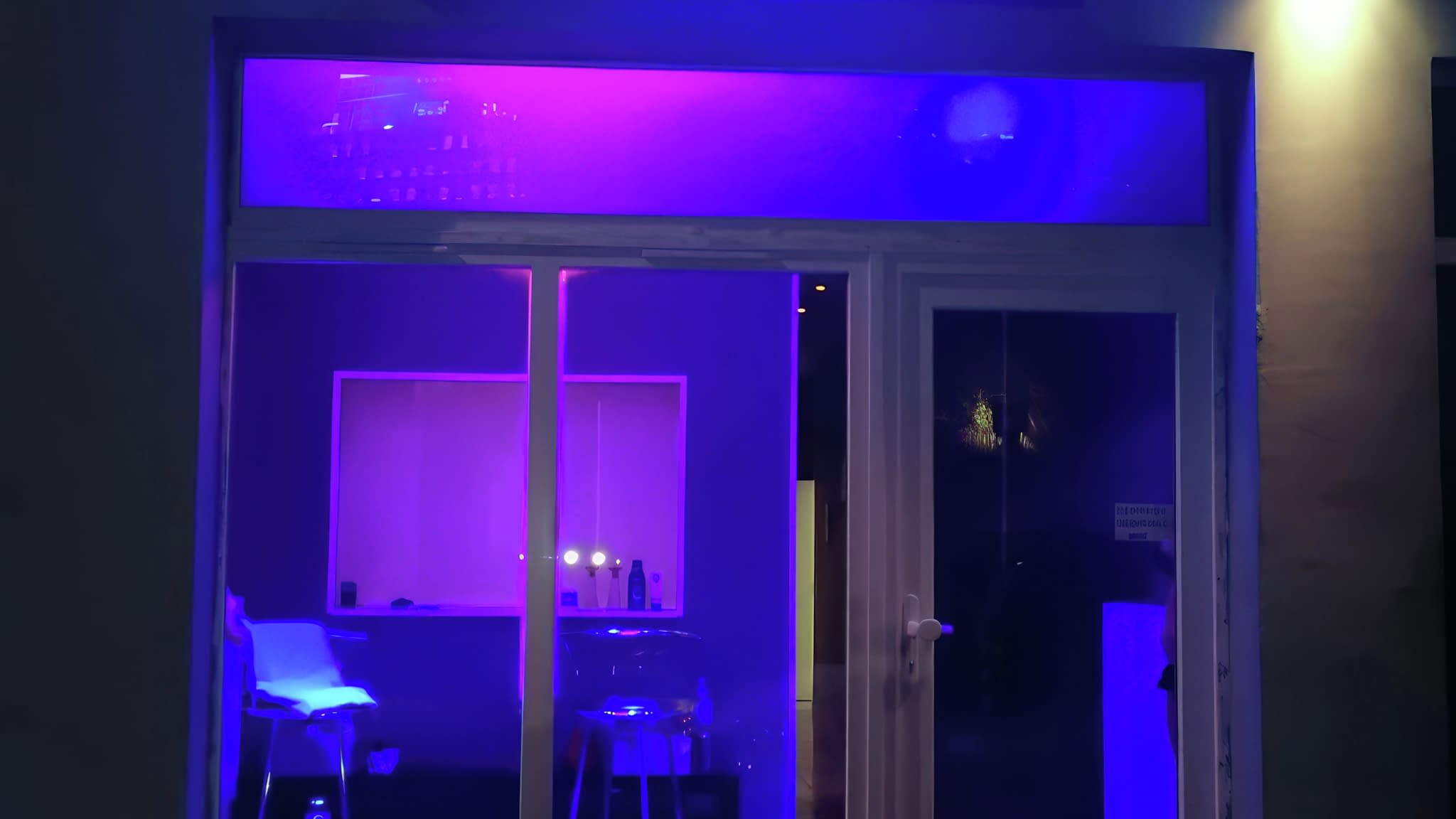 Професионален неонов надпис „LE MIAMI” със синьо осветление за модерен интериор.