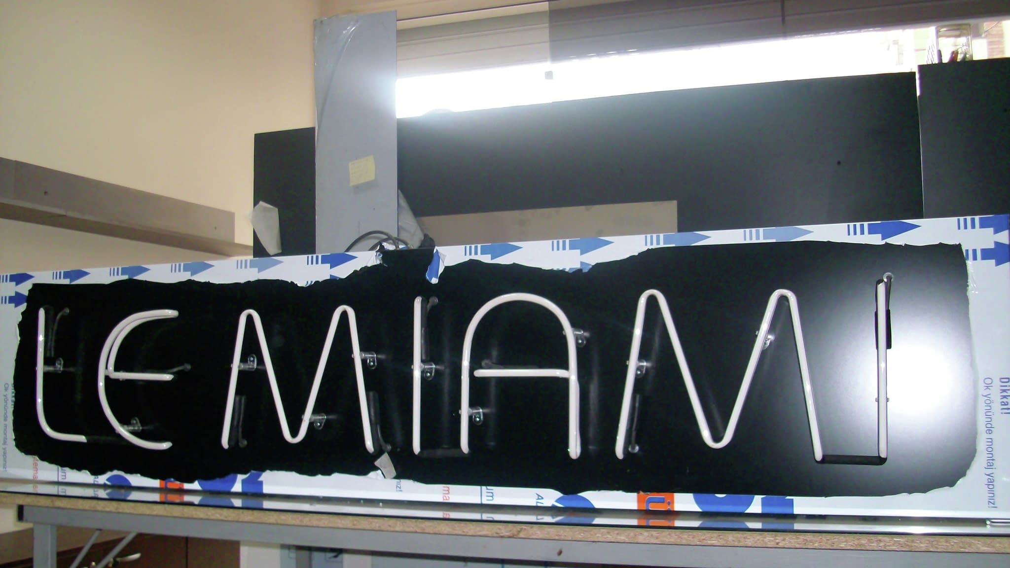 Ярка неонова реклама – впечатляващи цветове за модерна визия на бизнеса.